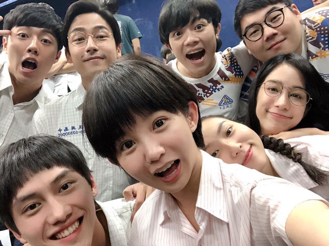 郭書瑤(中)演出《通靈少女》的高中生仙姑,怕火的她努力克服,也苦練台語。(翻攝自郭書瑤IG)