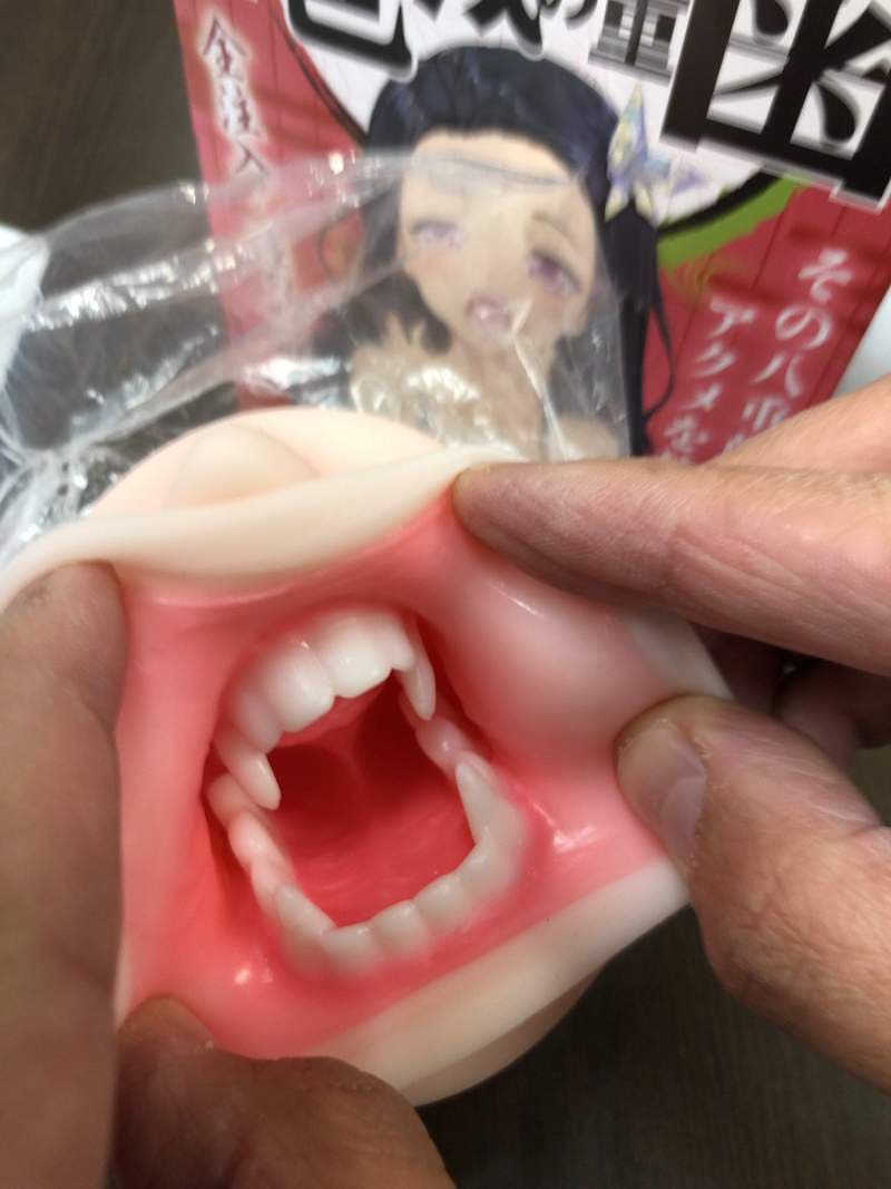 商品模擬禰豆子被鬼咬後長出尖牙的嘴形。(翻攝TMA_Tama_eigyo推特)
