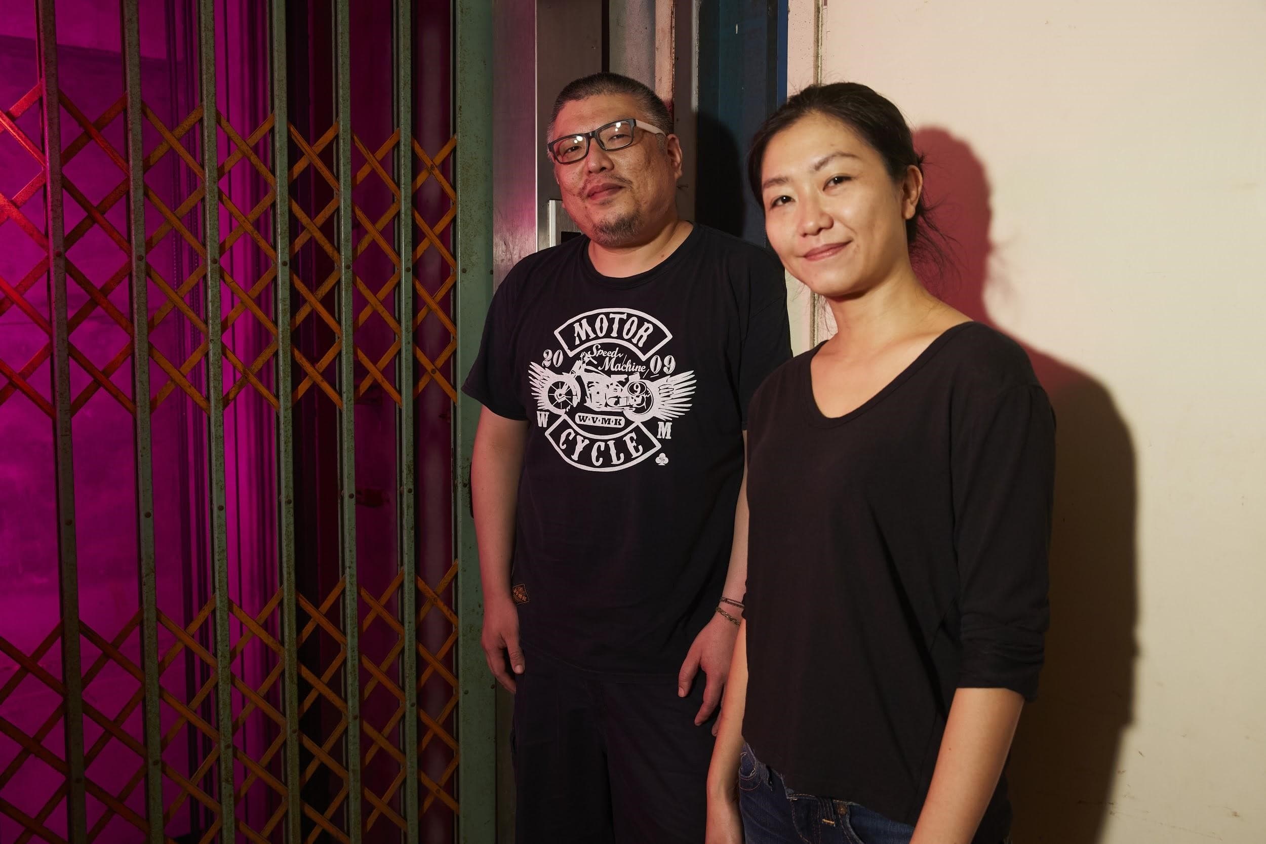 導演Raye Liu(右)在王師(左)協助下,成功以群眾集資的方式募得《十二夜2》的製作經費。