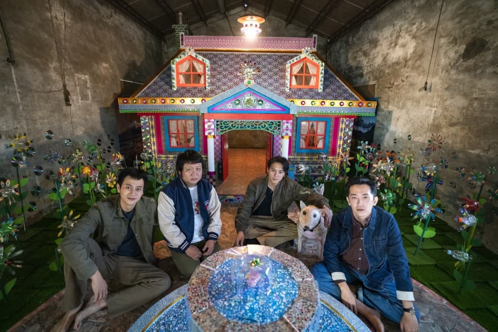 劉冠廷(左1)特別提到,他很喜歡片中4人坐在他紮的紙紮屋裡玩牌的戲,很像幼稚園時在自己建立的角落小王國裡和同伴玩的感覺。(甲上娛樂提供)