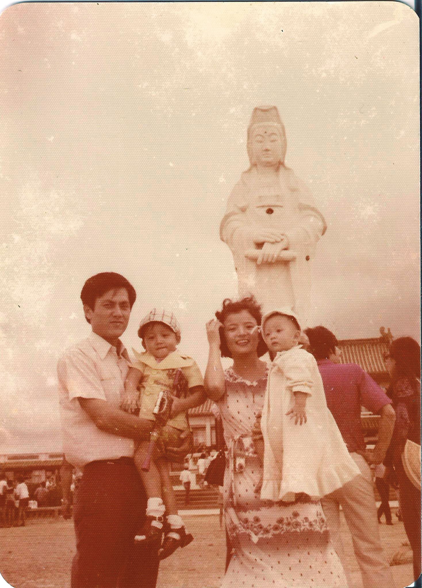 杜奕瑾母親(右2)晚年洗腎、身體衰弱,無法回鄉照顧母親始終是杜奕瑾(右1)心中的遺憾。(翻攝Meili Lin臉書)