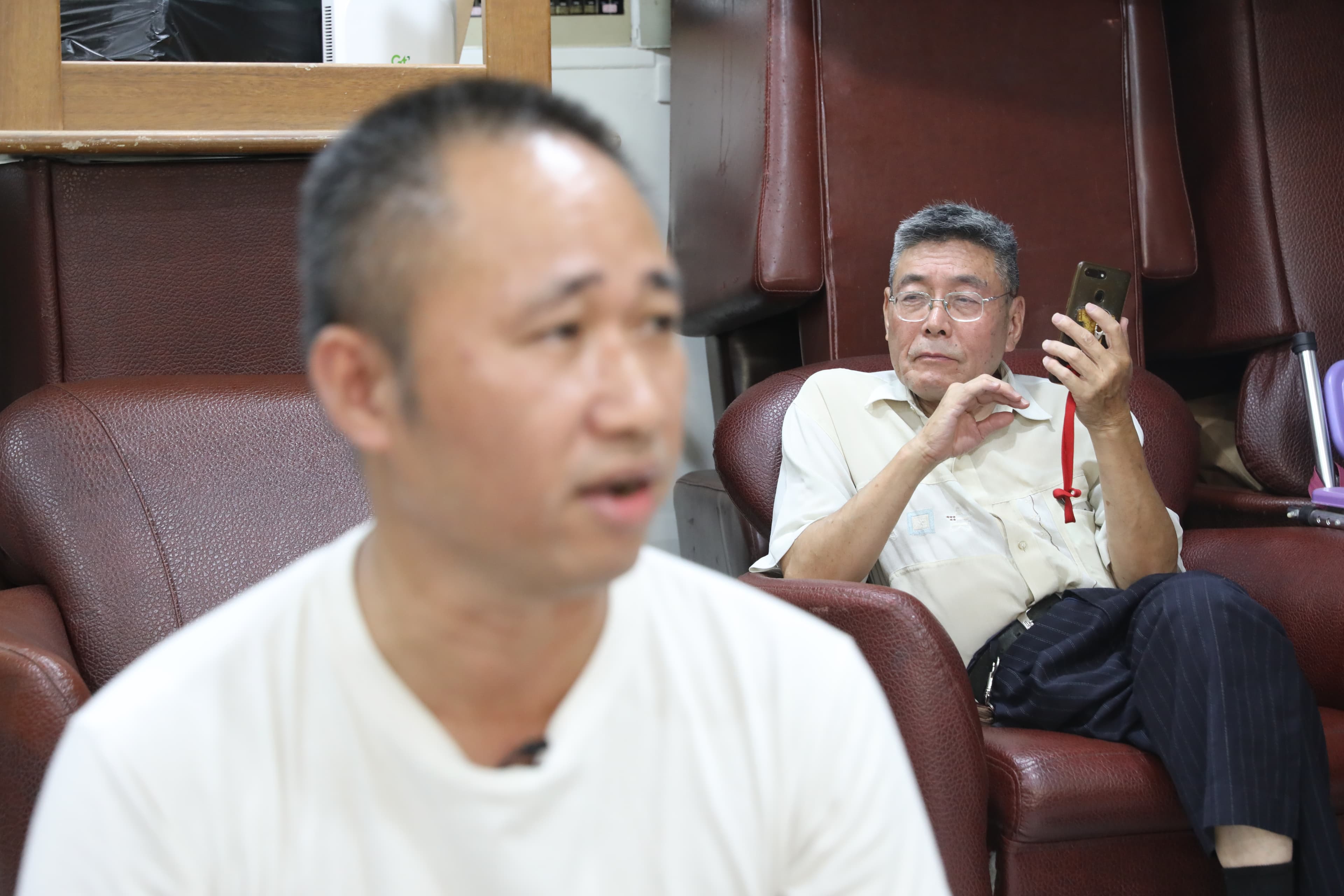 白麗芳指出，若周子飛事件發生在現在的台灣，戴浙（右）應無法成功收養周子飛（左）。