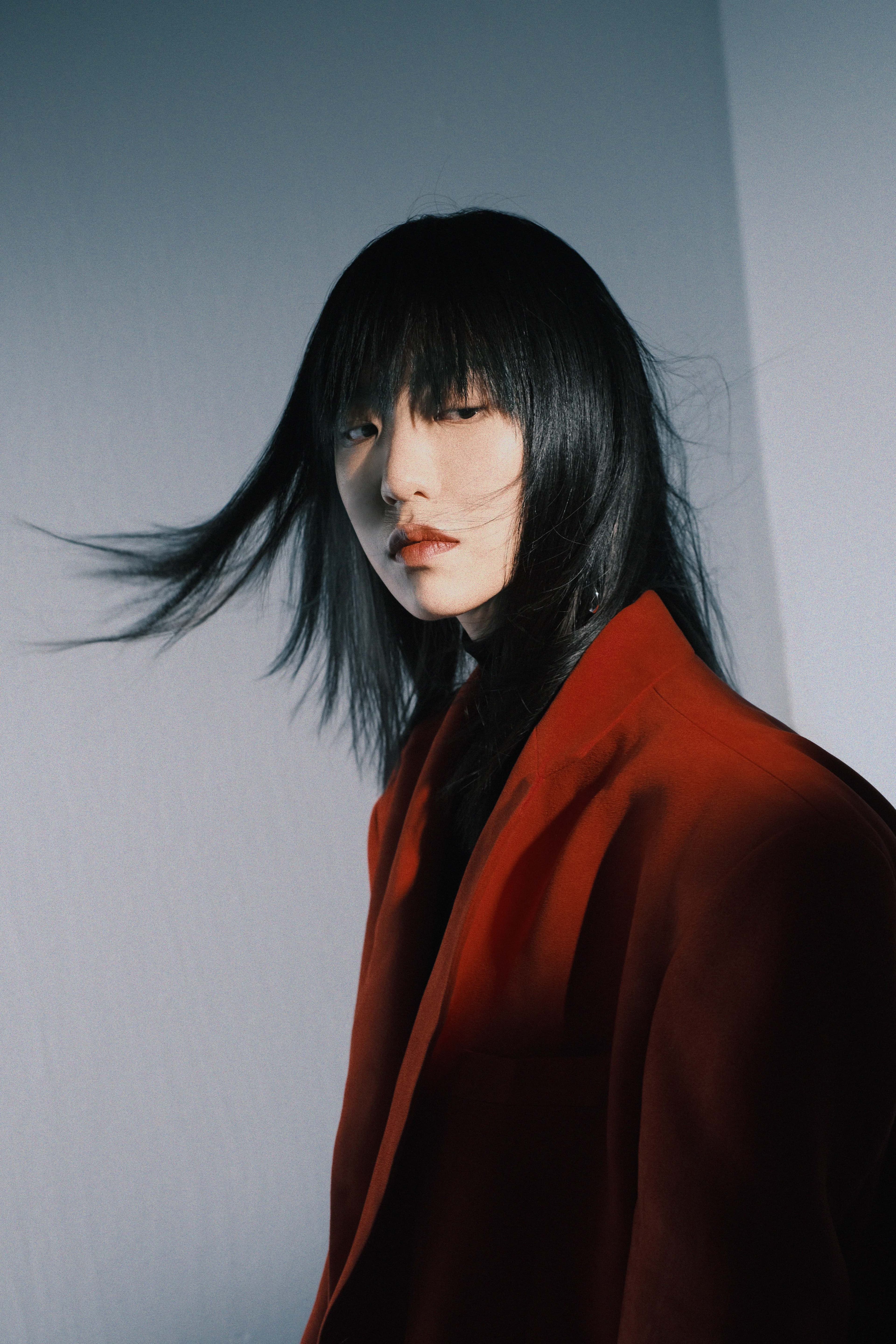 去年拿下金曲獎「最佳國語專輯獎」的孫盛希，即將在12月發行全新專輯《出沒地帶》。（滾石唱片提供）