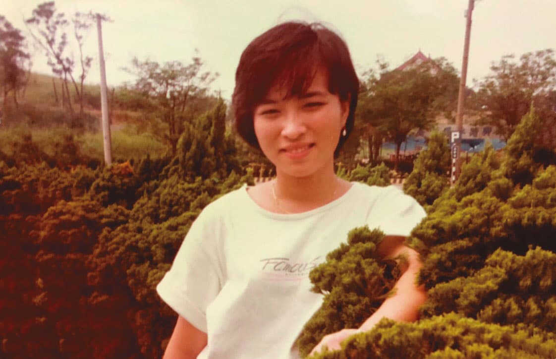 陳美景年輕時清秀漂亮,加上笑容可掬,站櫃時吸引很多客人上門。(陳美景提供)