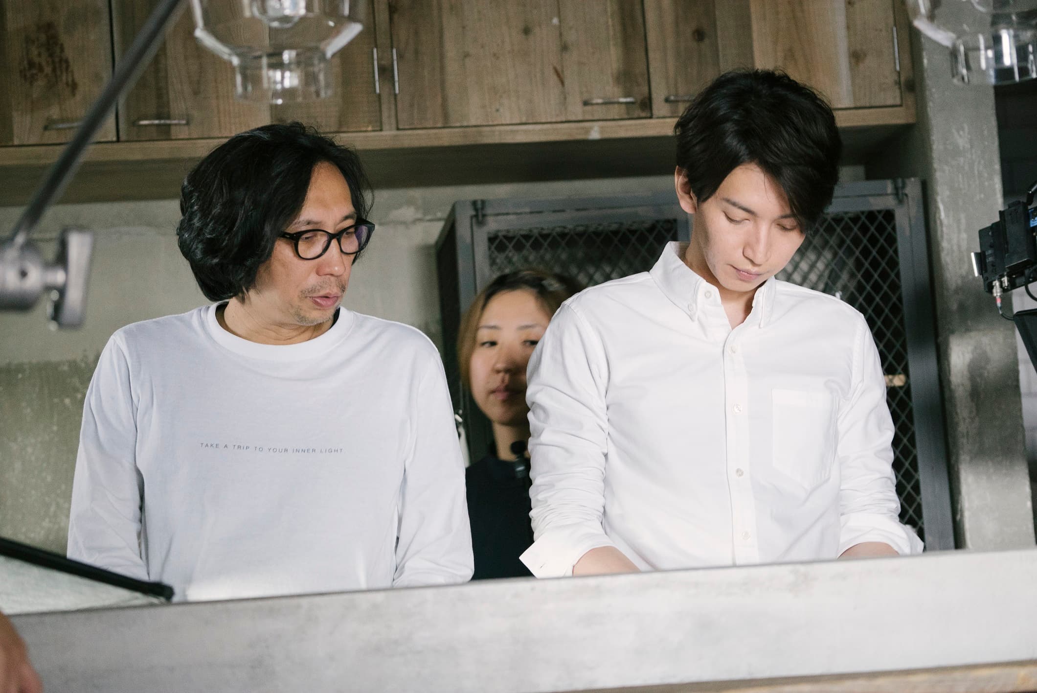 行定勲導演(左)與《愛在末路之境》編劇欽點大倉忠義飾演男主角,對他的表現十分滿意。(車庫娛樂提供)