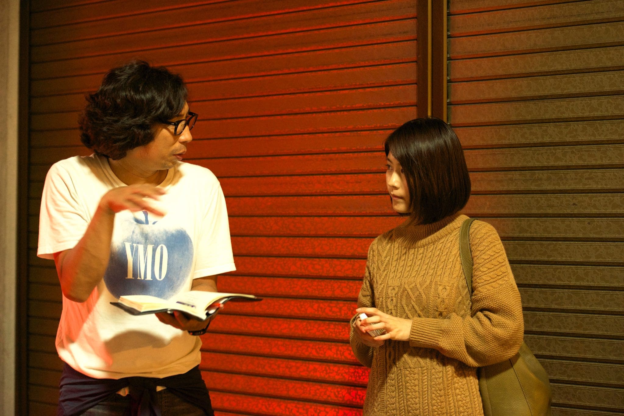 行定勲(左)執導過多部純愛作品,包含有村架純主演的《愛,不由自主》。(翻攝自cinema today)