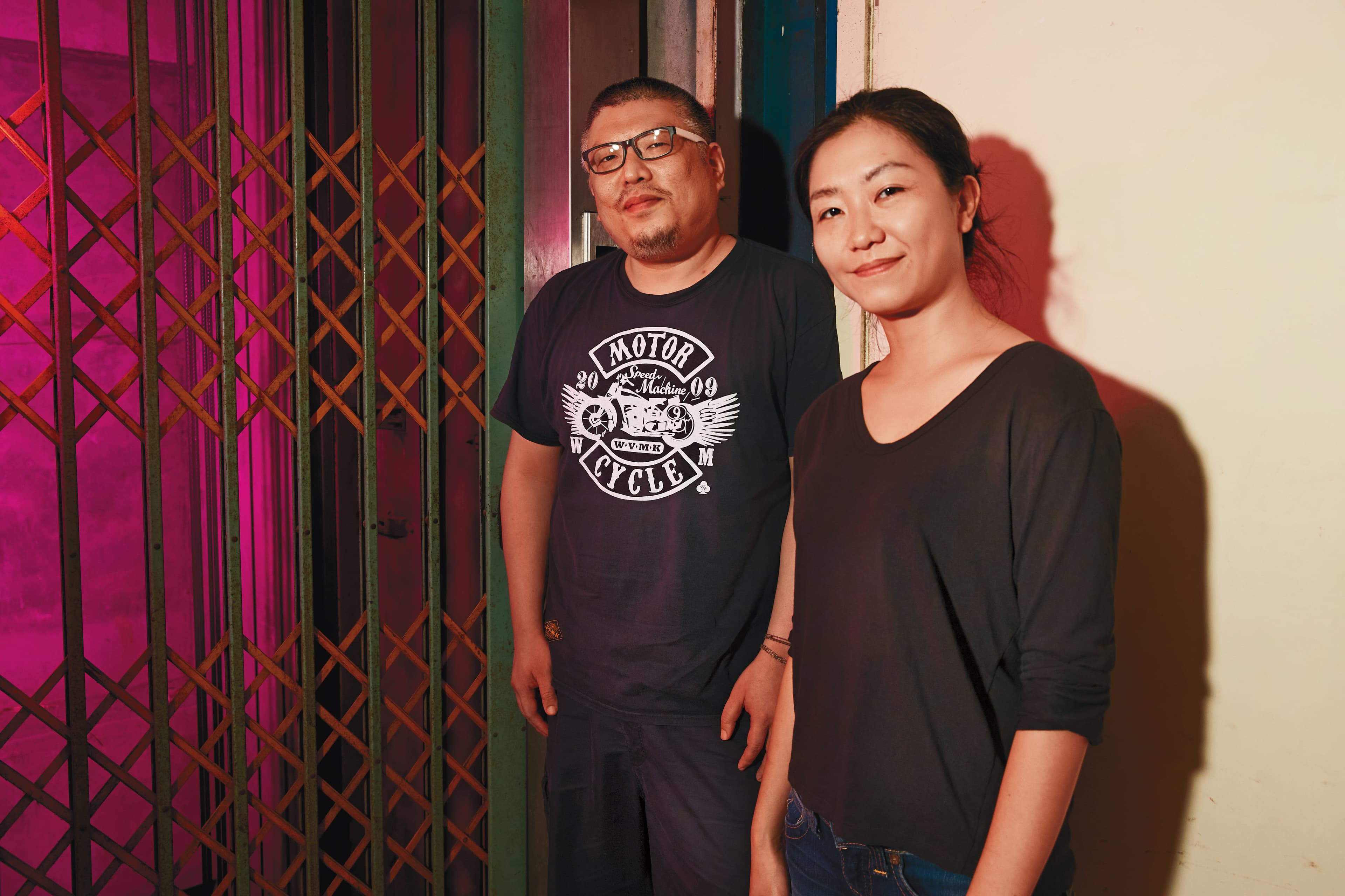 導演Raye Liu(右)在王師(左)協助下,成功以群眾集資募得《十二夜2》的製作經費。
