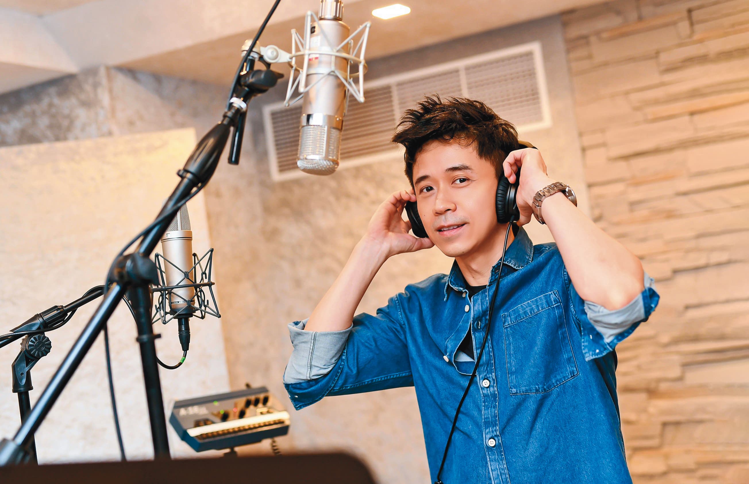 歌手光良和台灣原聲童聲合唱團一起演唱《十二夜2》主題曲〈大寶貝小寶貝〉,希望藉由名人效應引起民眾更多關注。(牽猴子整合行銷提供)