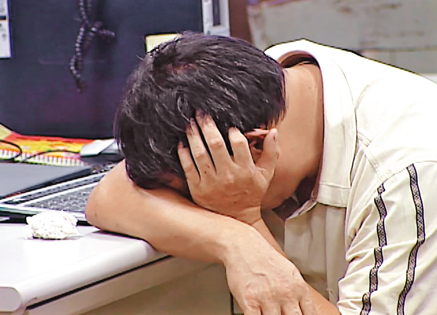 死者丈夫(圖)得知妻子的死訊後,傷心欲絕。(東森新聞提供)