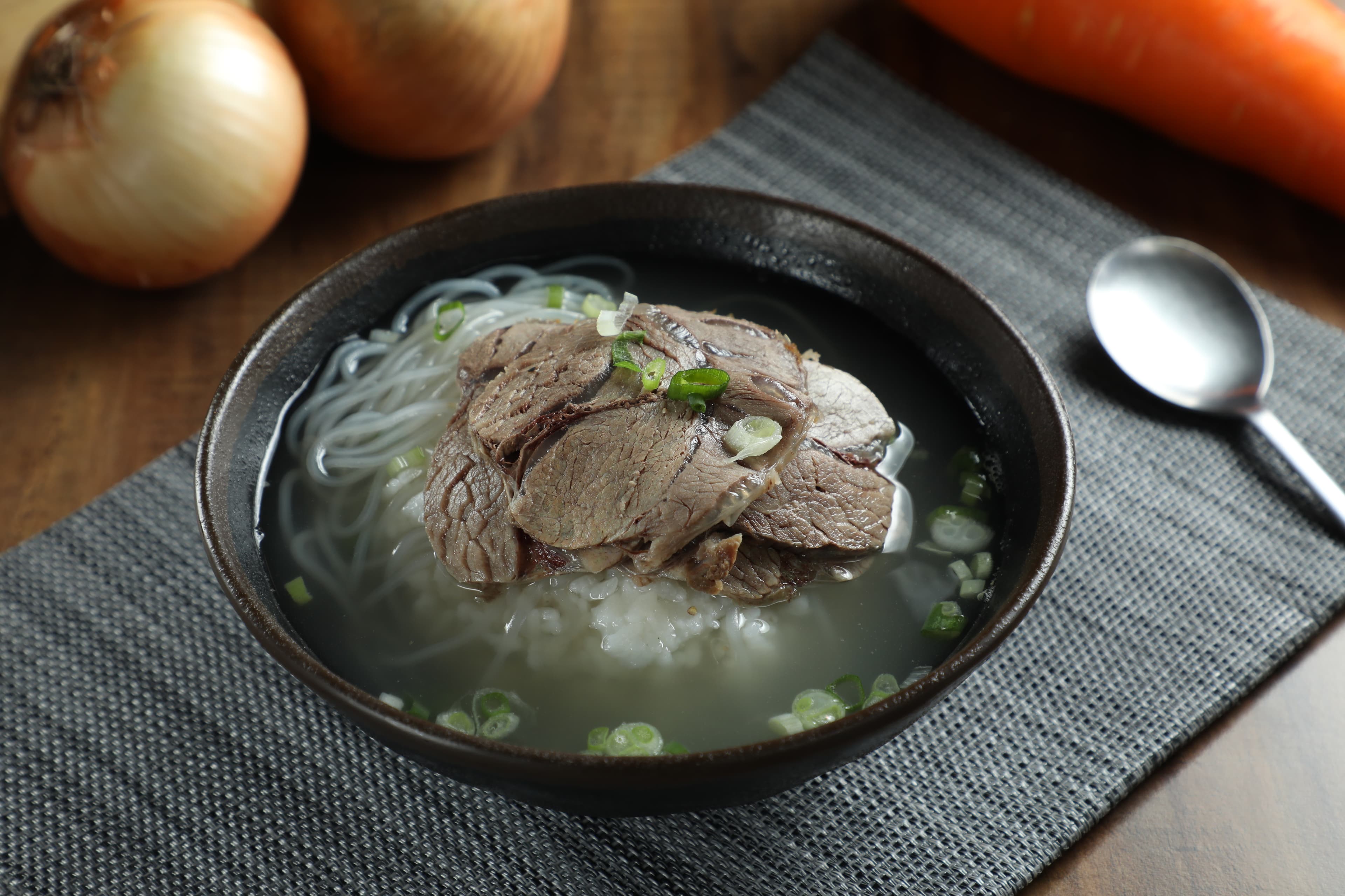 「牛骨湯飯」不用奶粉，只用牛大骨燉煮和一點點鹽調味，牛腱肉也是以牛骨湯烹煮。（140元／碗）