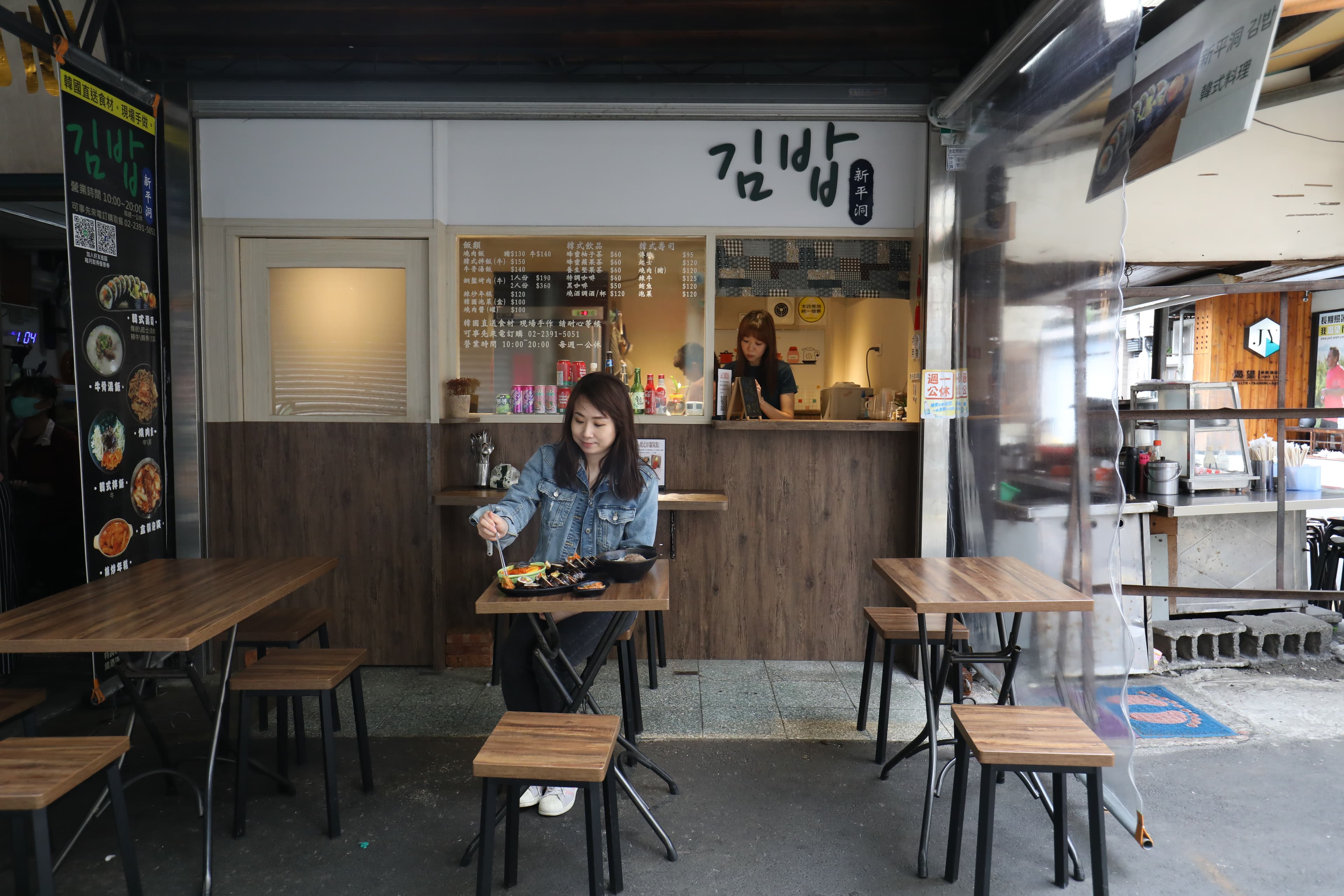 「新平洞 김밥」開在東門市場旁，規劃戶外座位。