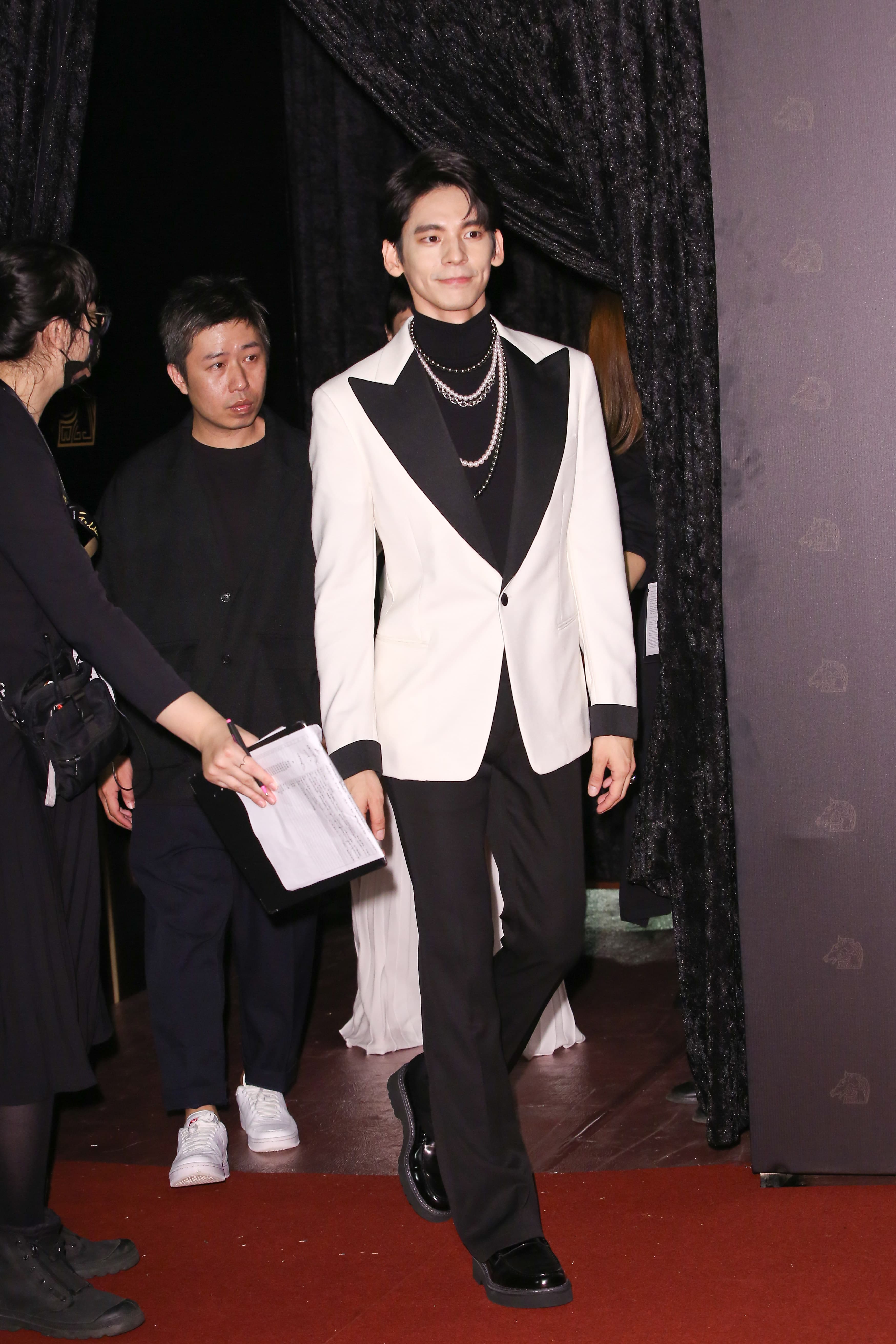 林柏宏以TOD’S大領片晚宴服，搭配MIKIMOTO珍珠項鍊。時尚評論家「Mr. 布雷蕭」認為「有點太用力」，鞋子可選擇紳士款。
