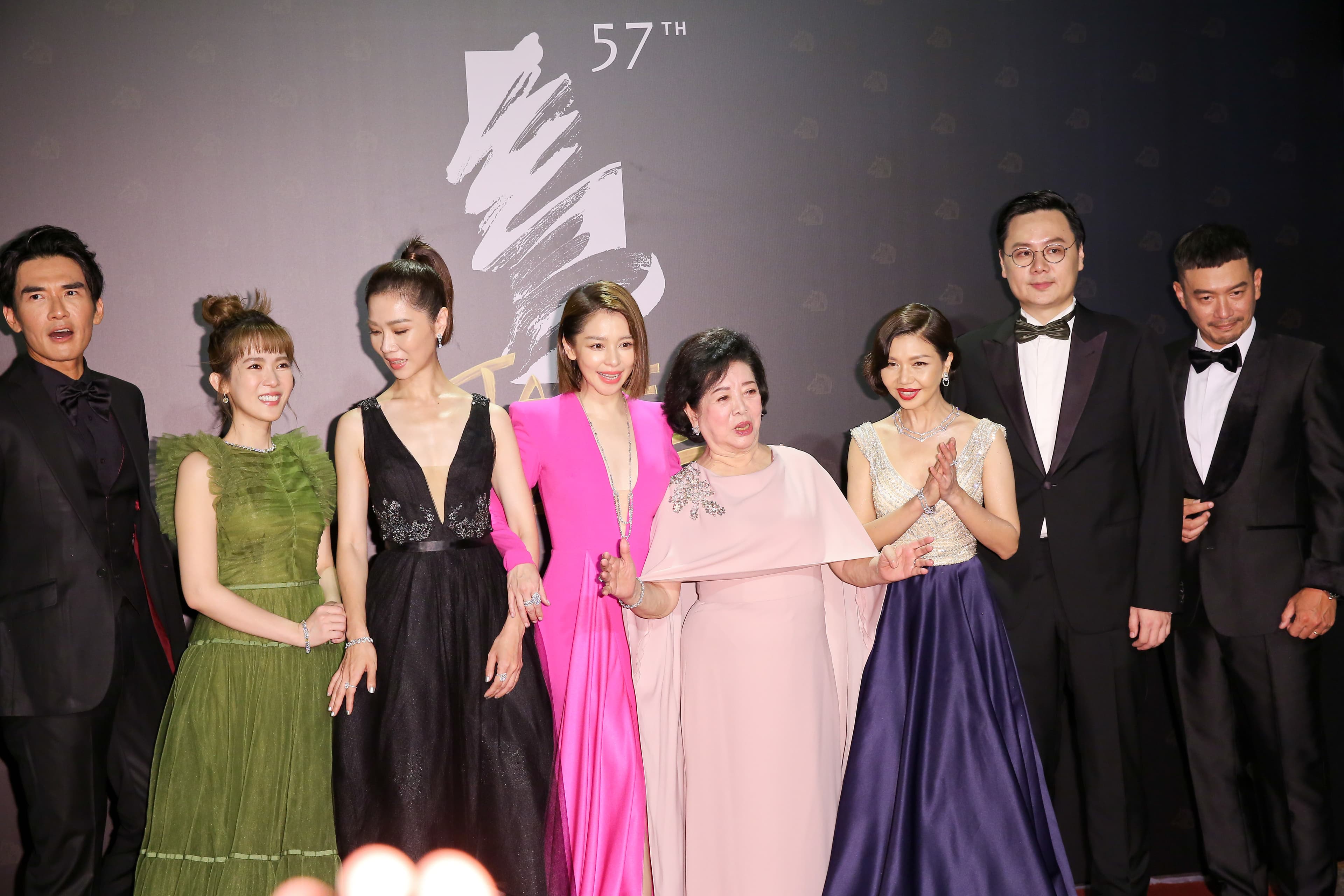 陳淑芳（右4）與《孤味》劇組一起走紅毯，她稱讚在戲中的女兒「都非常美」。