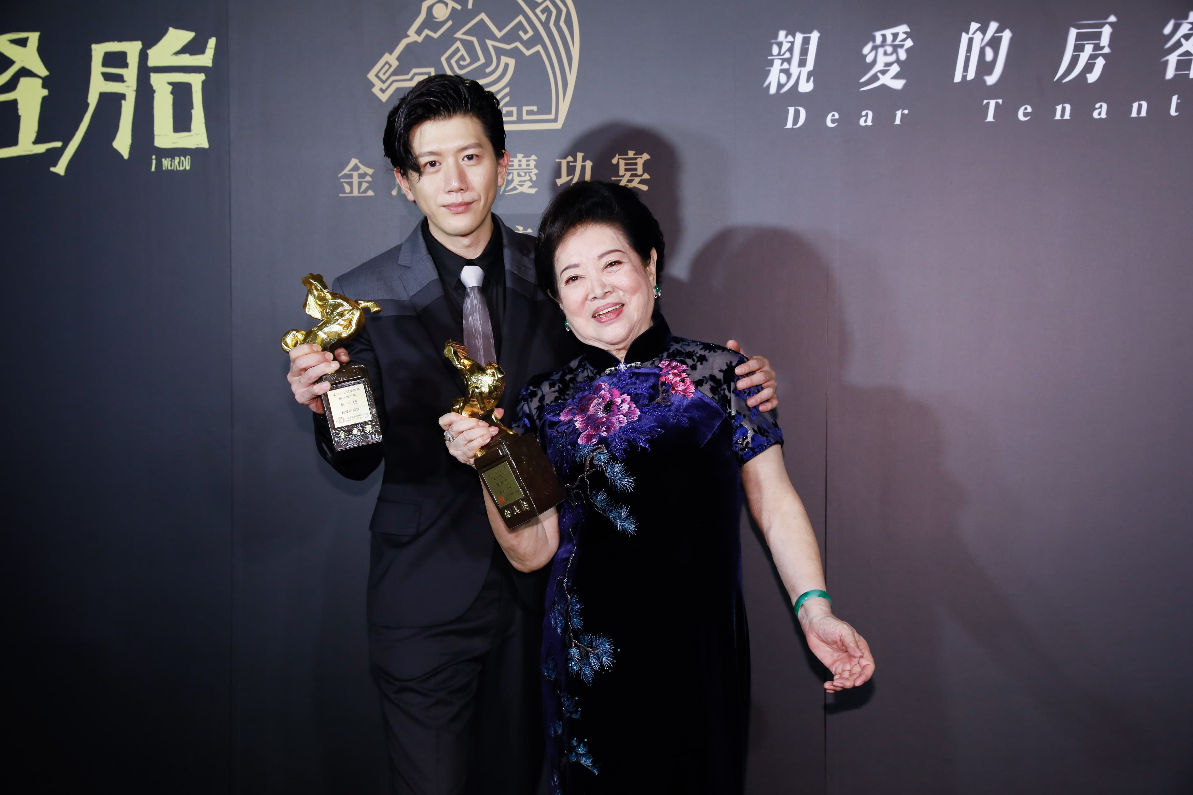 影帝莫子儀拿獎表情依舊淡定疏離，不像影后陳淑芳笑得開心。