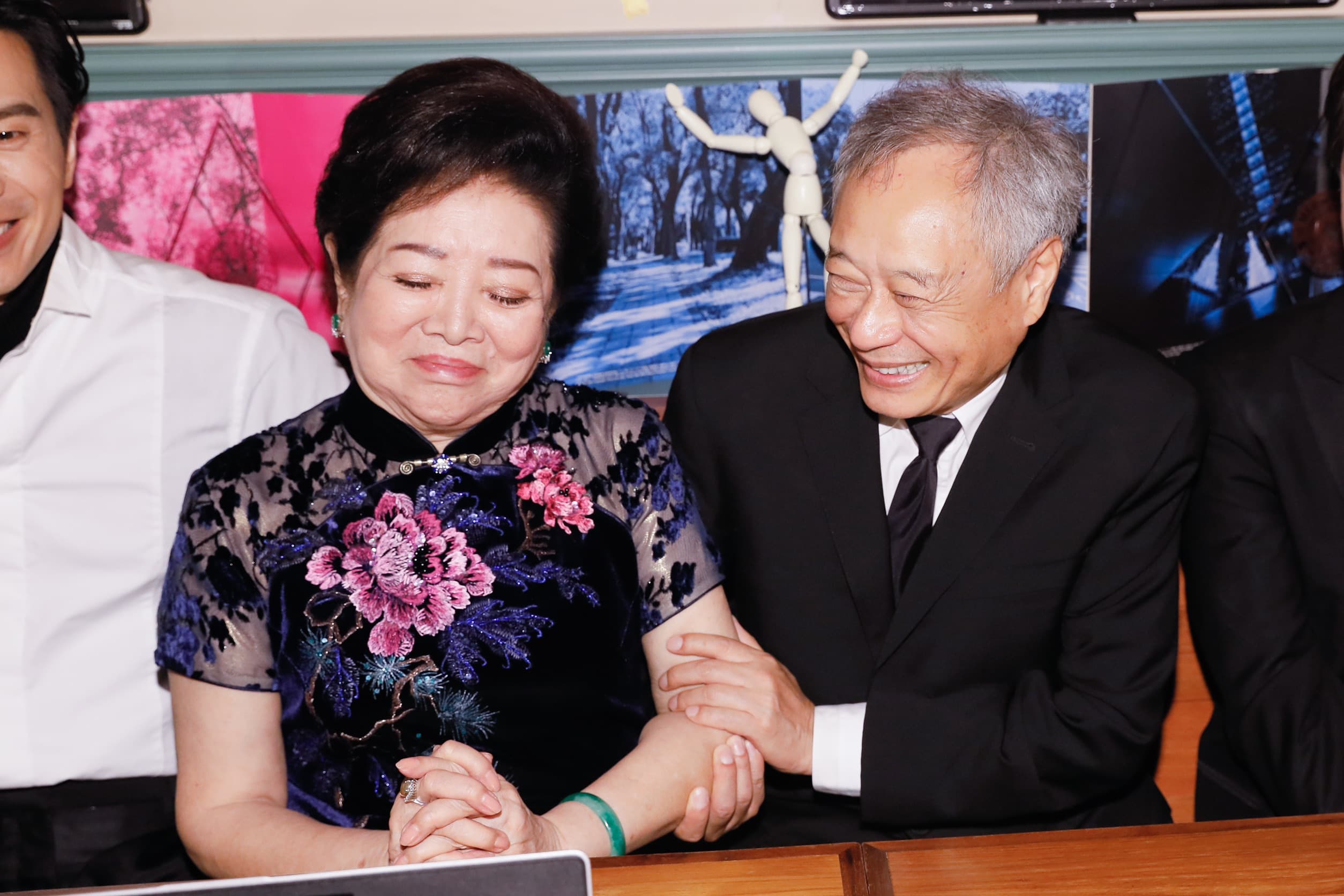 李安與陳淑芳是學姐學弟,李安說陳淑芳為校爭光,讓陳淑芳很開心。