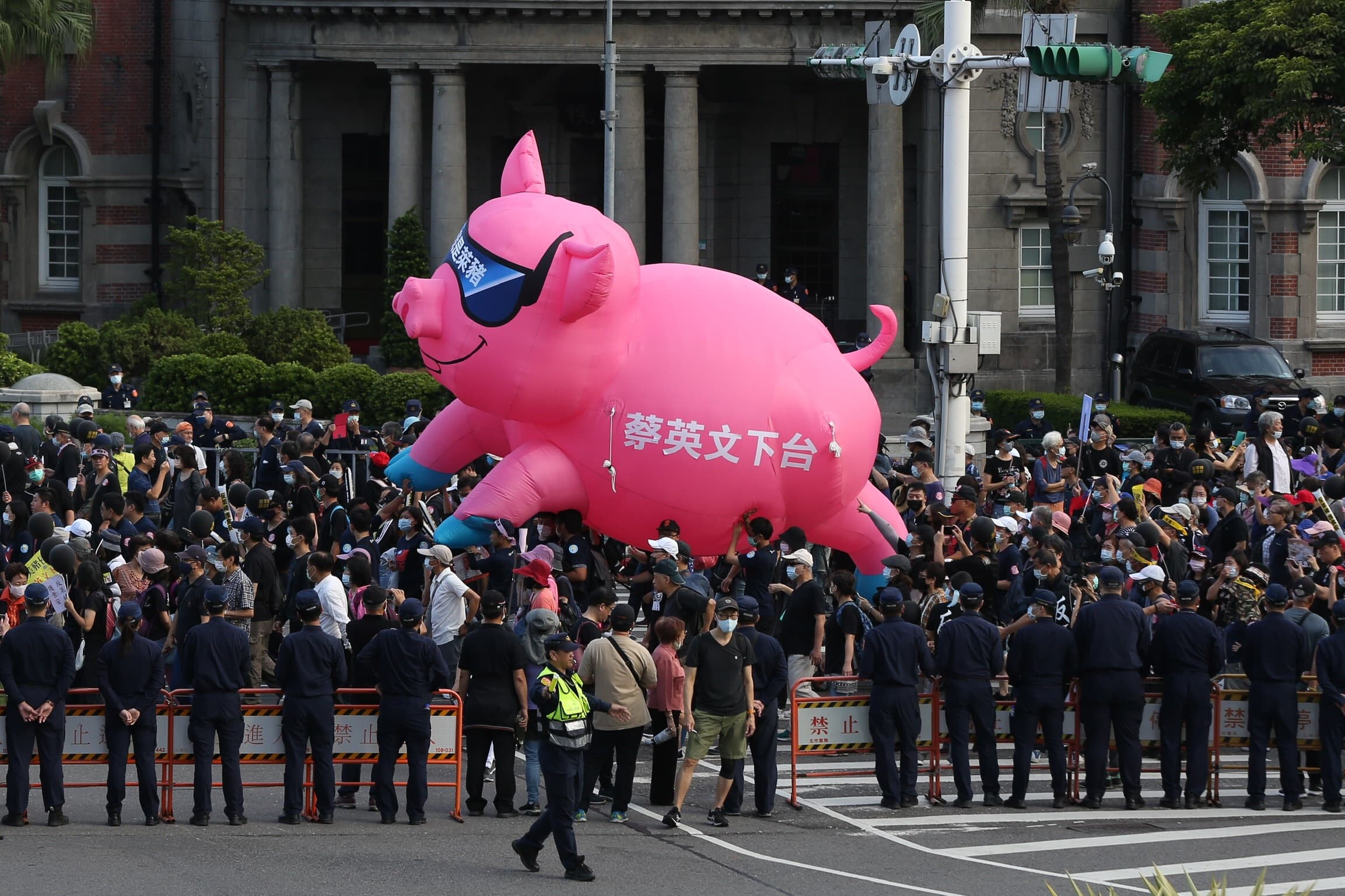 2020秋鬥遊行今正式登場,以「反萊豬、反雙標、反黨國」作為遊行主軸。