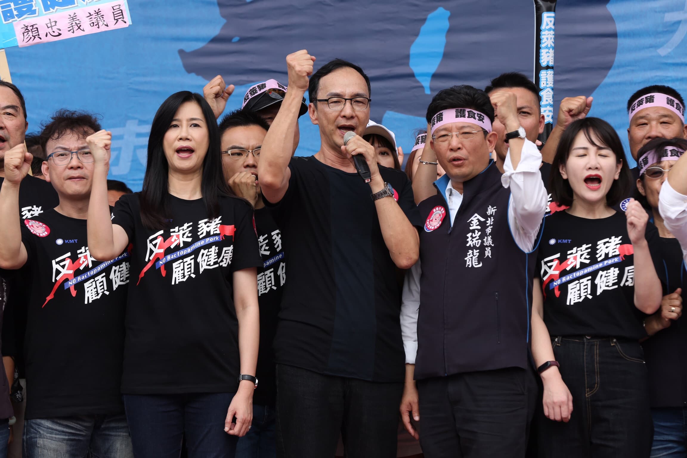 前新北市長朱立倫也出席活動致詞,認為民進黨政府說的與做的完全相反,根本是在欺騙民眾。