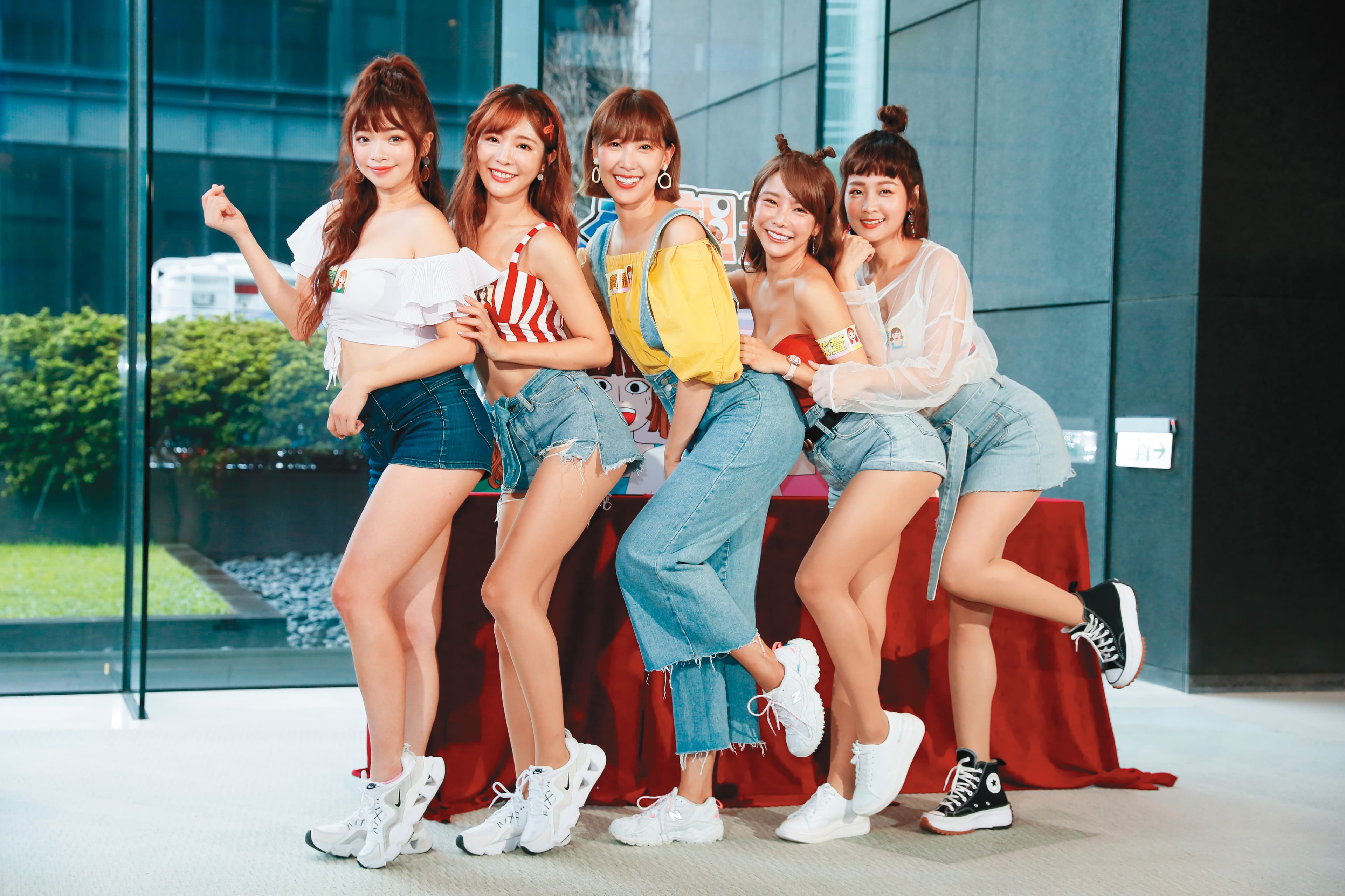 倪暄(左二)近來接下新工作,擔任《懿想天開》主持群。左起為曲羿、李懿、巫苡萱與籃靖玟。