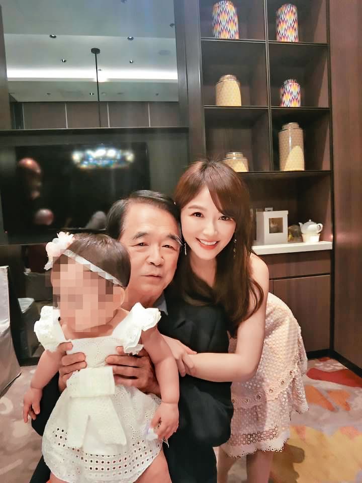 王應傑(中)相當疼愛子女孫兒,因此談起婚姻話題,在親情與愛情中間顯得兩難。右為女兒王怡仁。(翻攝王應傑臉書)