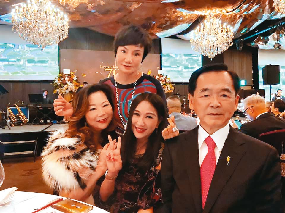 日前林心如父親壽宴,王應傑(前右)、胡寶莉(前中)連袂出席,新戀情因此傳開。(翻攝王應傑臉書)