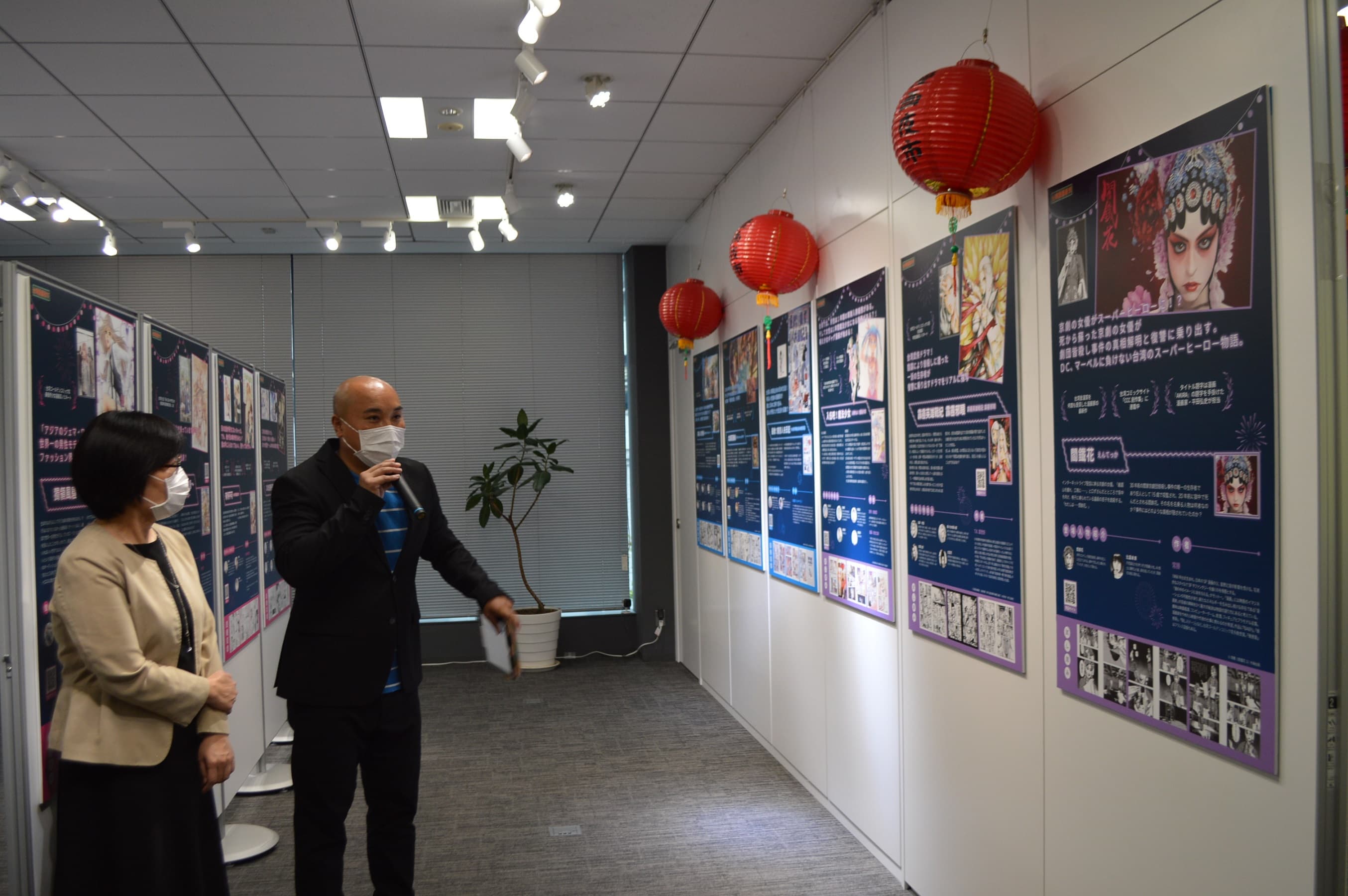 駐日本台灣文化中心向日本媒體介紹展出的台灣漫畫。（文化部提供）