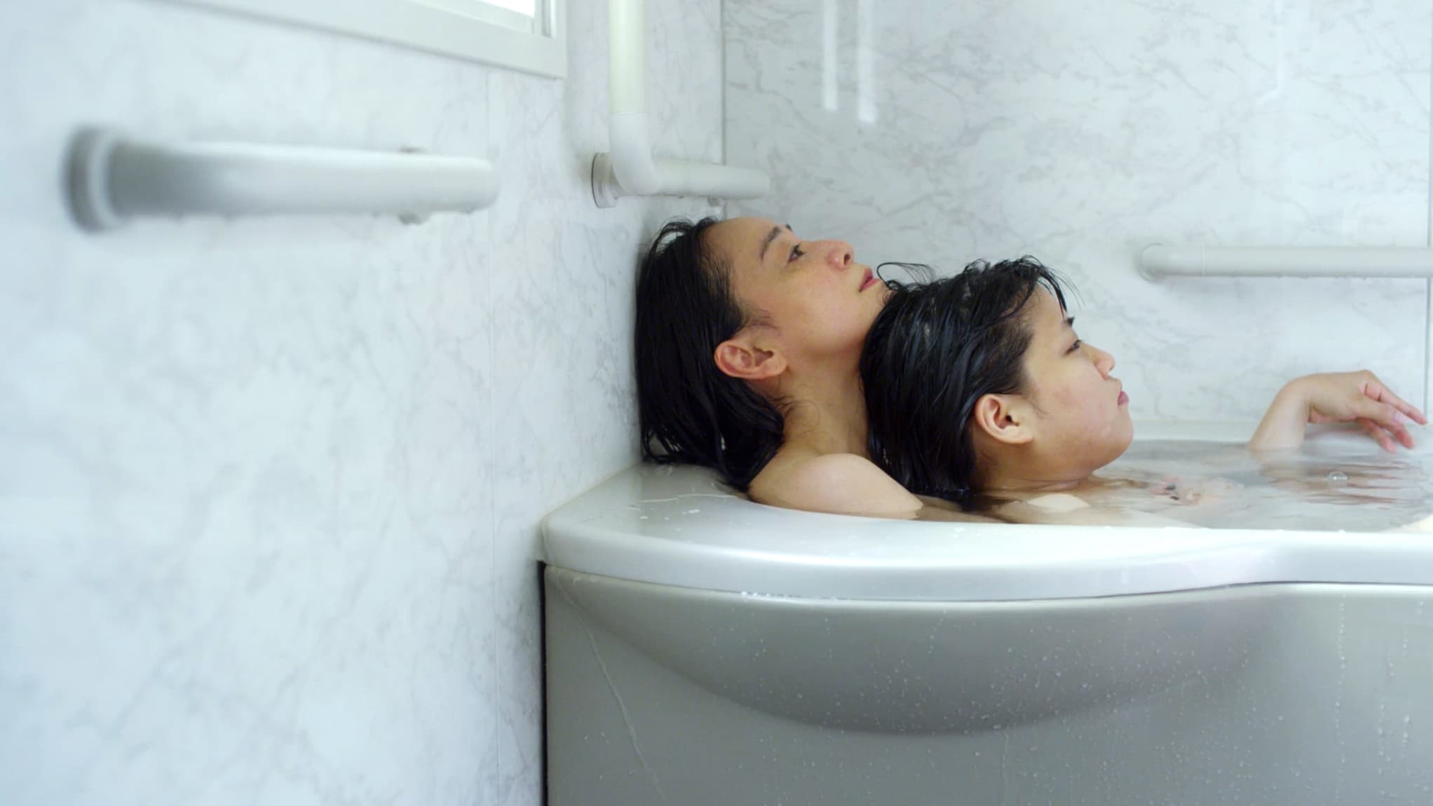 神野三鈴(左)和佳山明飾演母女,電影開拍前進行了一個月的同居生活。(Rabbit House提供)