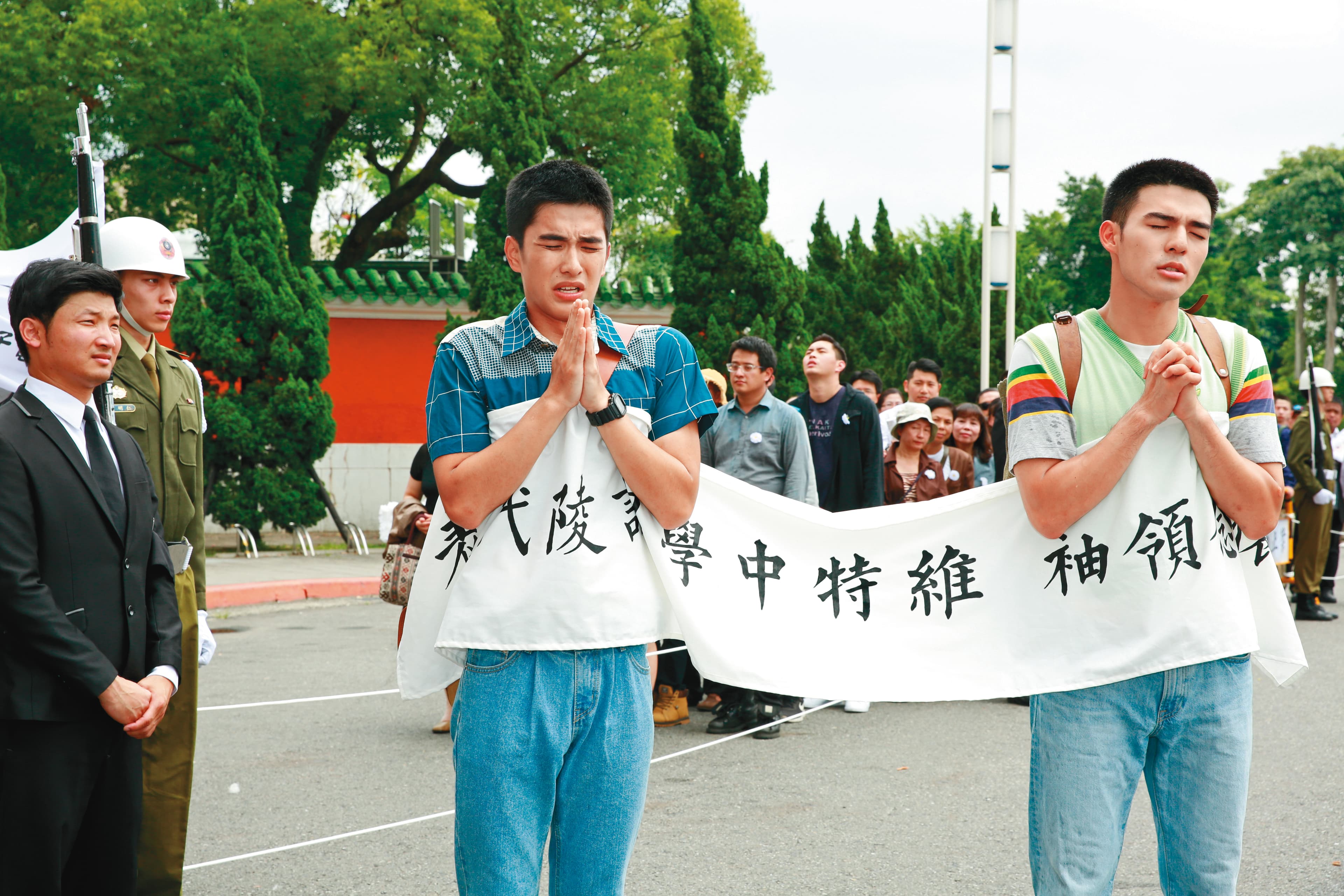 曾敬驊(左)與陳昊森(右)演出電影《刻在你心底的名字》時,因表現自然,導演常讓兩人即興發揮演技。