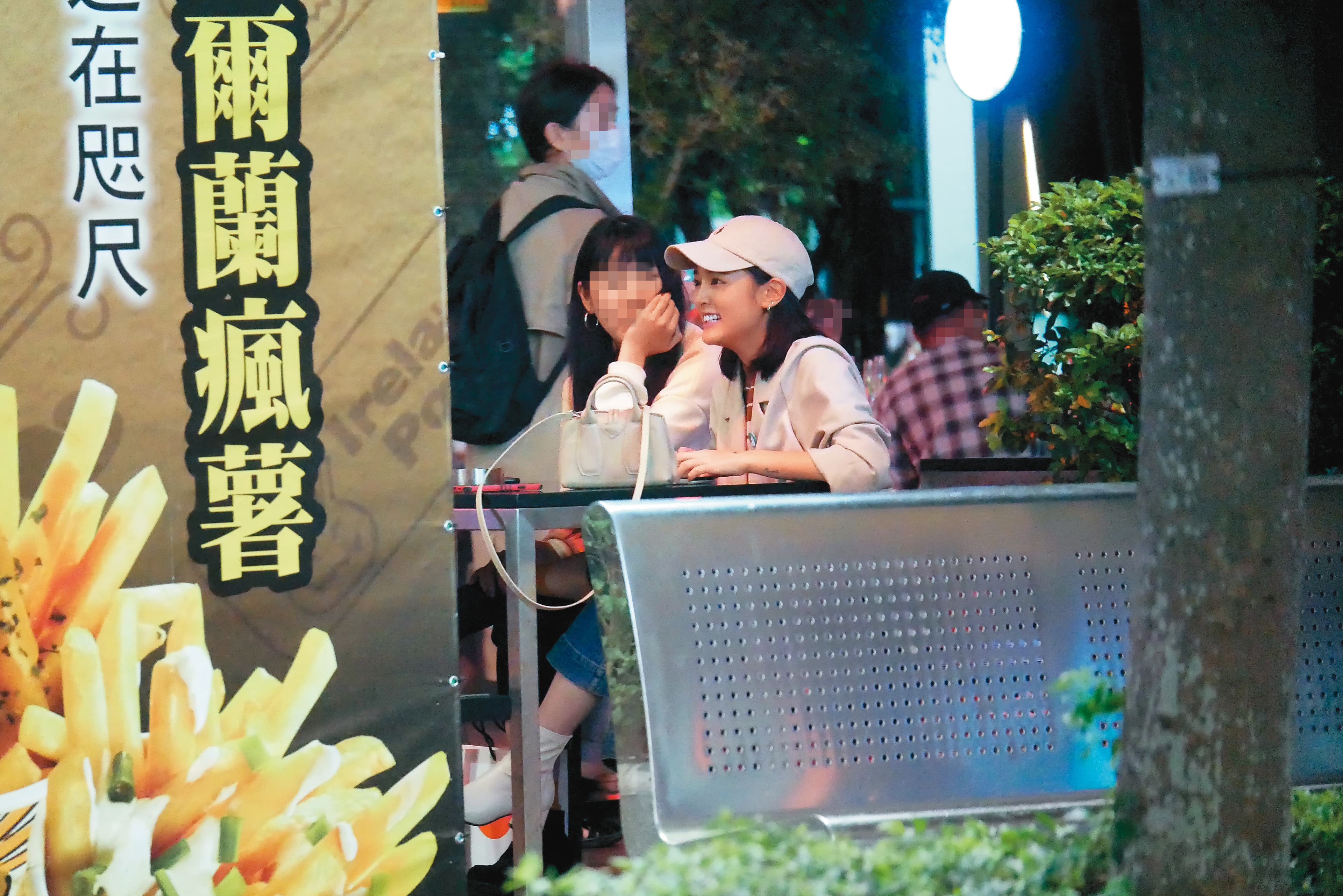  11/10 21:18 王淨穿一身輕便衣出沒在咖啡店，面對曾敬驊笑得相當燦爛。