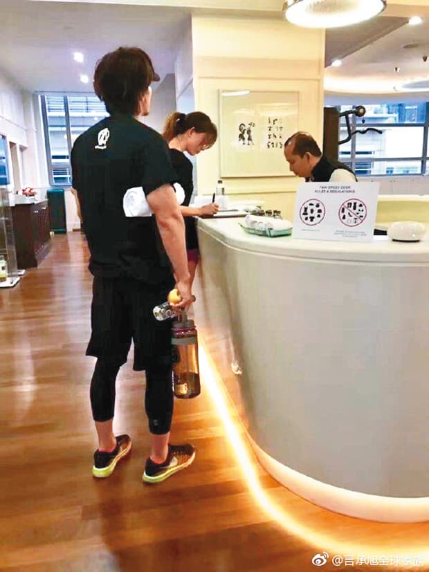 2017年，民眾拍到林志玲與言承旭在大馬約會，甚至傳出婚訊，導致邱士楷出局。（翻攝自言承旭全球家族微博）