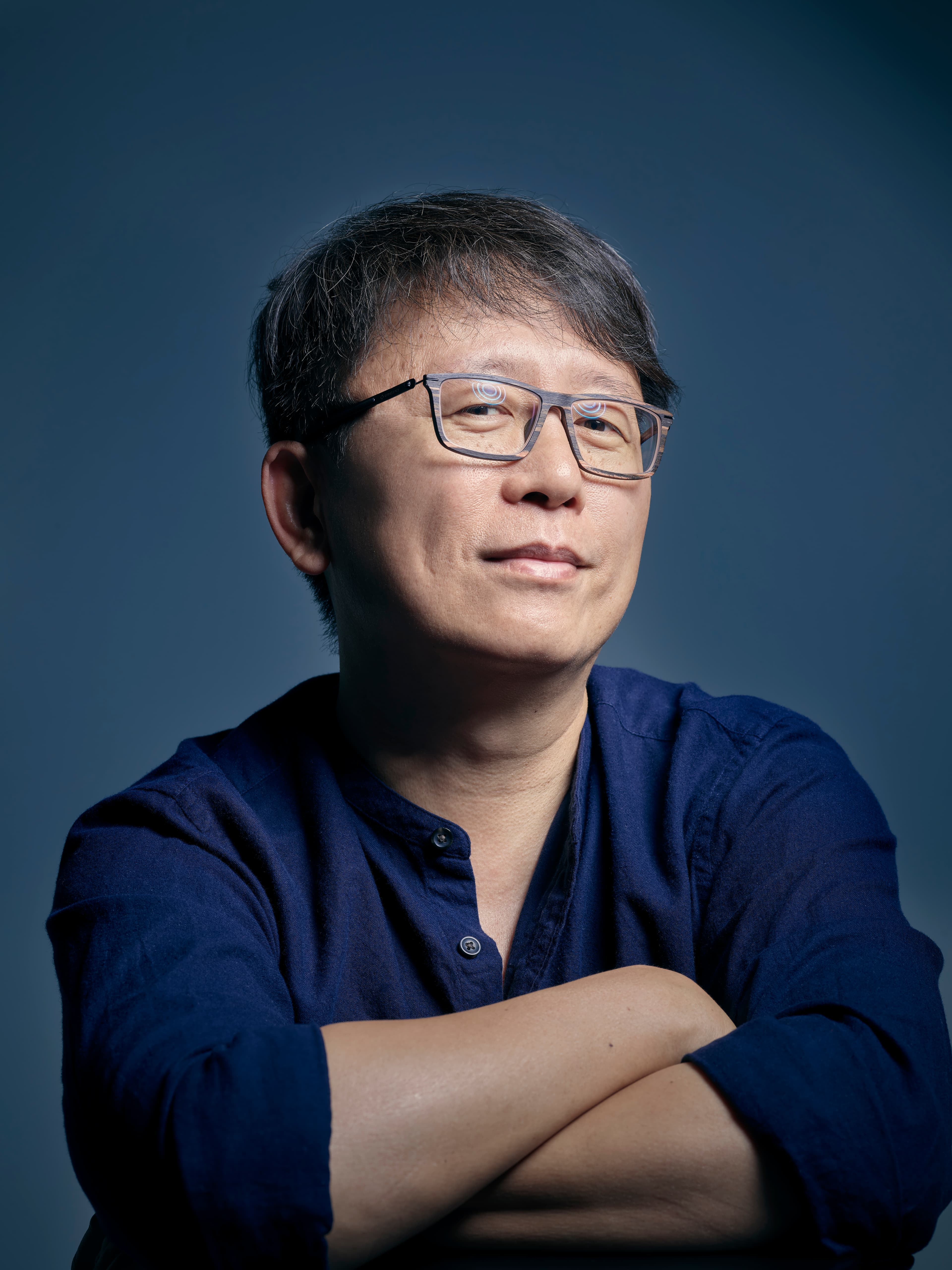 紀錄片導演楊力州近距離與陳錫煌大師相處,花了十年拍攝紀錄片《紅盒子》。(陳又維攝)