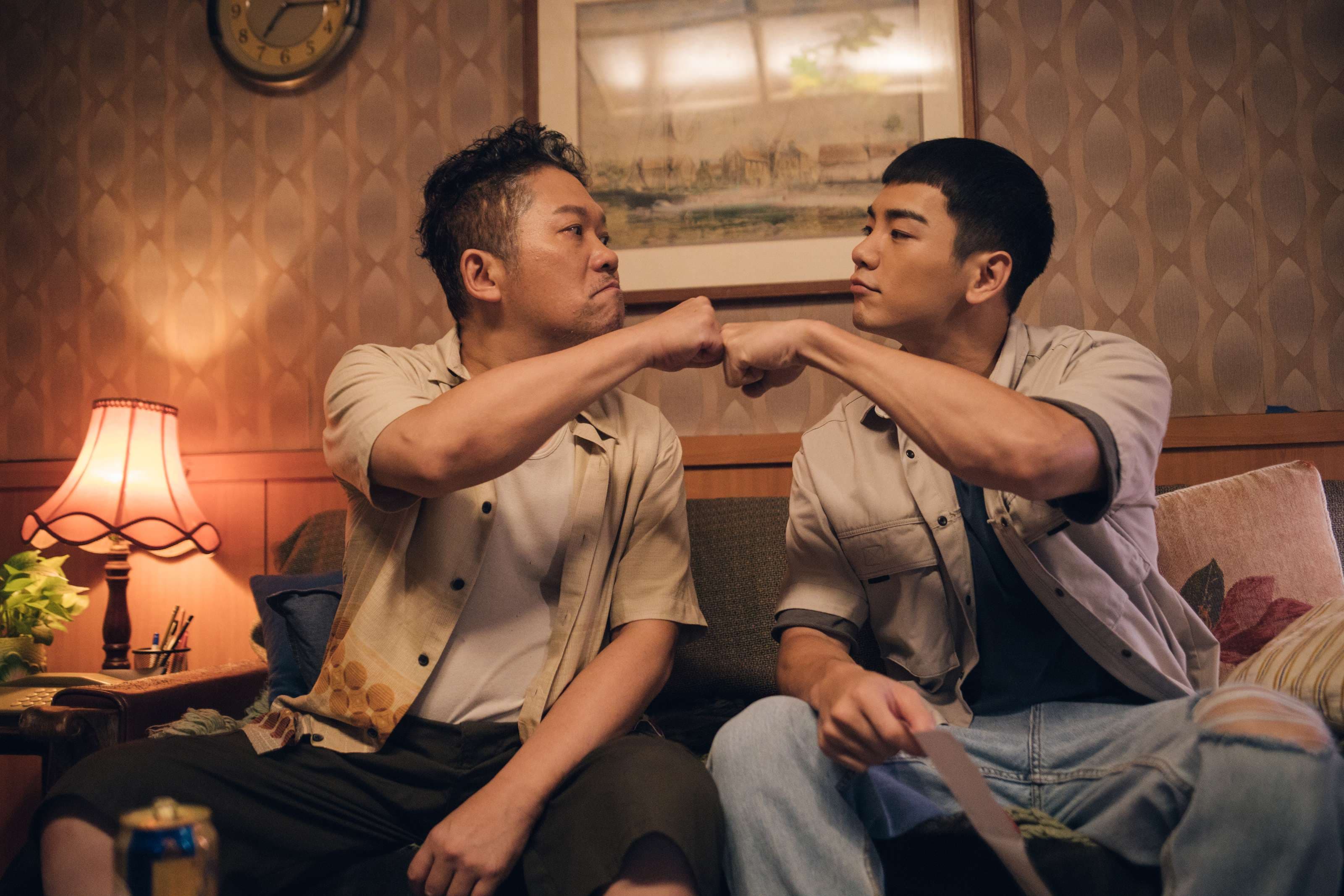 公視賀歲喜劇《白日夢外送王》卜學亮、禾浩辰劇中飾演感情好、相依為命的父子。（公視提供）