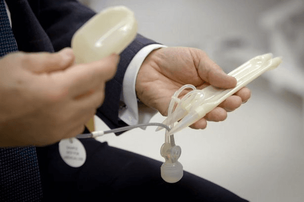 用來幫助斯坦普勃起的幫浦和管子。(翻攝自《Shopping For A New Penis》)