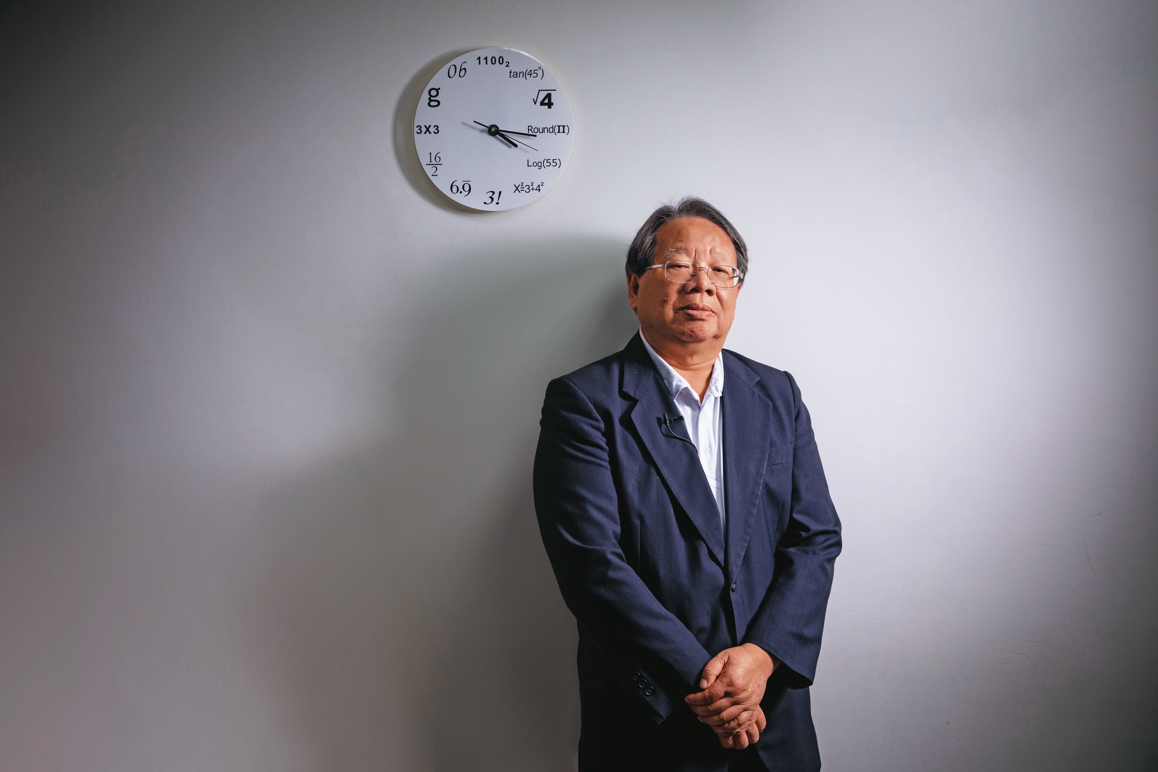 張榮豐離開政界後，回歸學術界和民間，現任台灣戰略模擬學會理事長，提供企業策略諮詢服務。他長年研讀統計、數學，會議室牆上掛著三角函數、算式構成的「數學時鐘」，他隨手就是一份賽局理論PPT，講演著數學模型與推導公式。