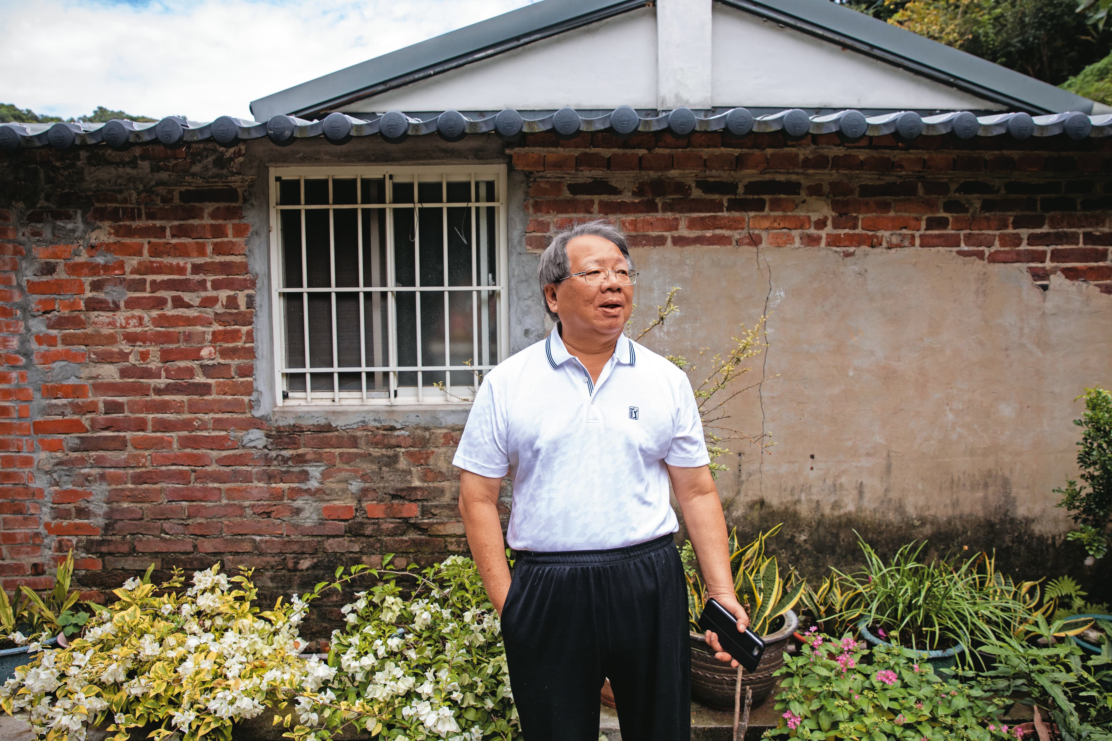 這天張榮豐身穿輕便運動服，領我們回到他的桃園老家。小山村民風純樸，青年人口嚴重外流，如今他回到成長的地方，過著半隱居的生活。