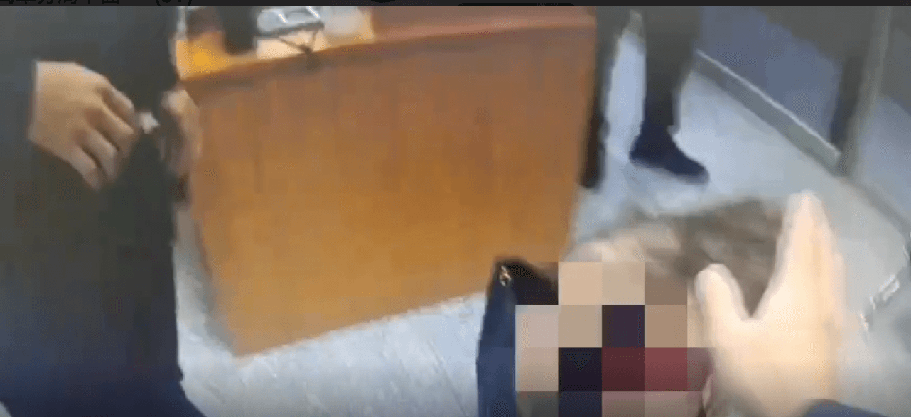 卓女跪在派出所內大哭大叫,警方依法將她實施保護管束。(翻攝畫面)