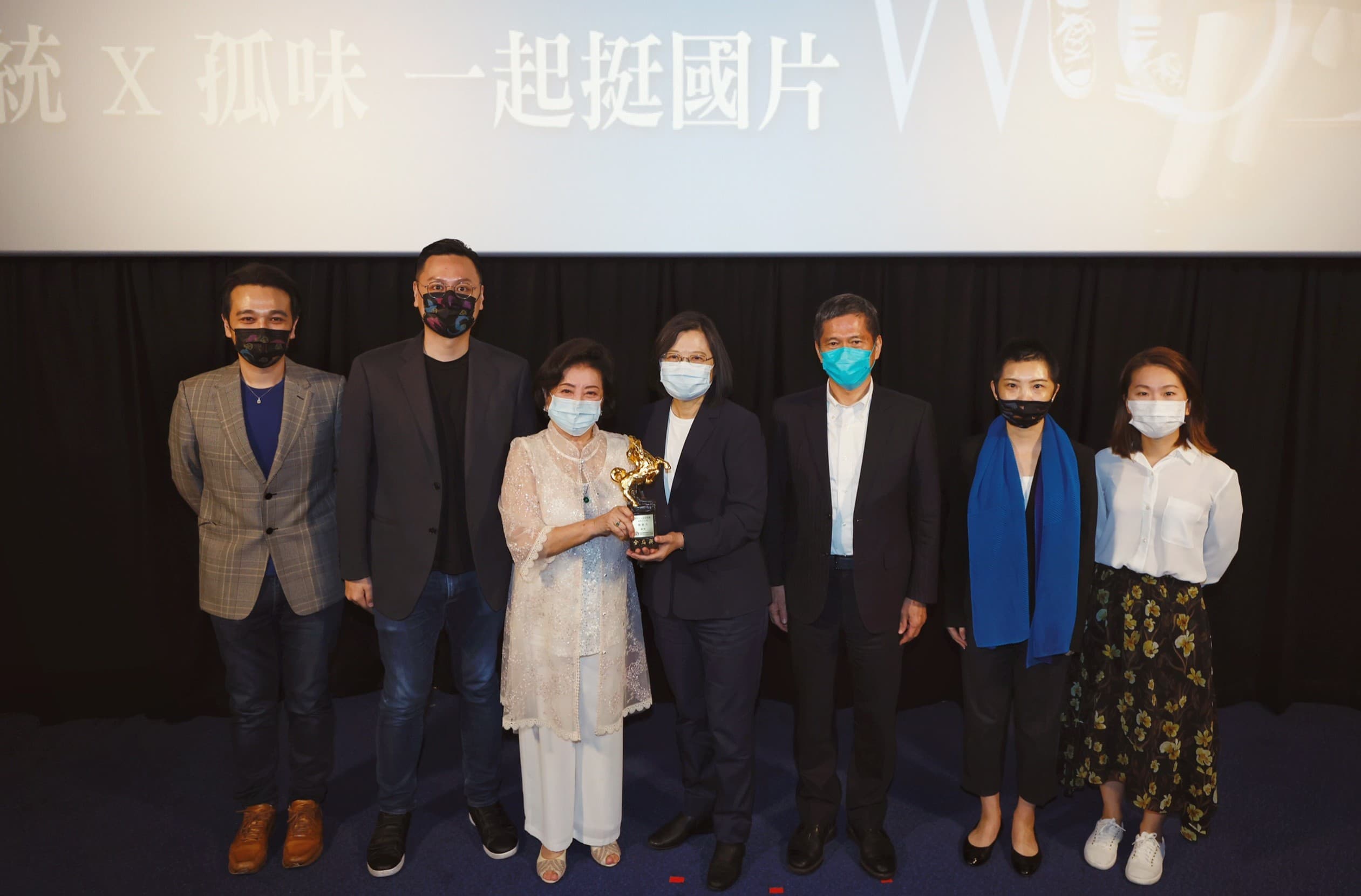 總統蔡英文今包場看國片《孤味》,上週剛以該片奪得金馬獎最佳女主角的陳淑芳也帶著金馬獎座到現場。(民進黨中央黨部提供)