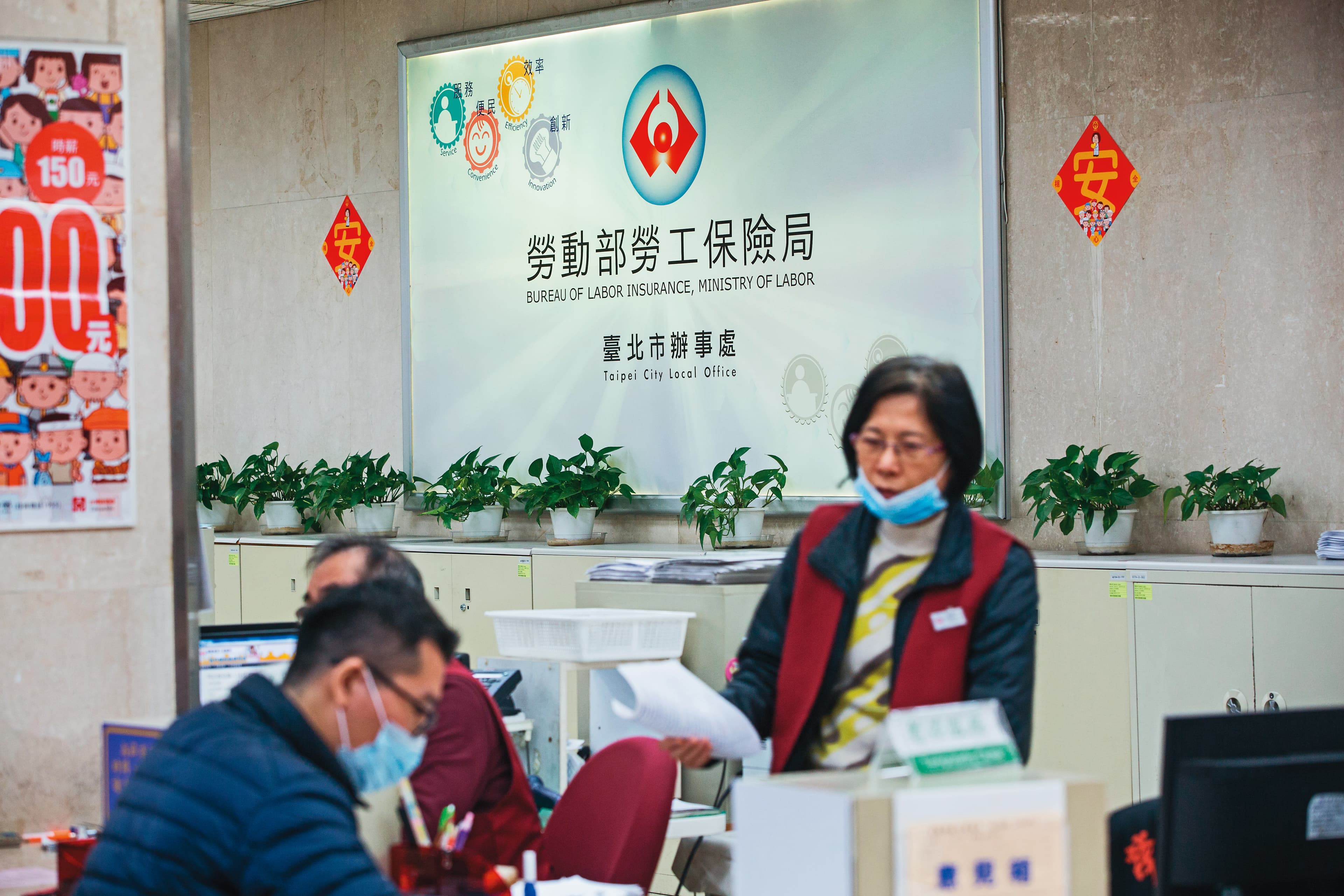 勞保局每年都會主動通知年滿60歲且停繳退休金1年以上者，請領新制勞退金。