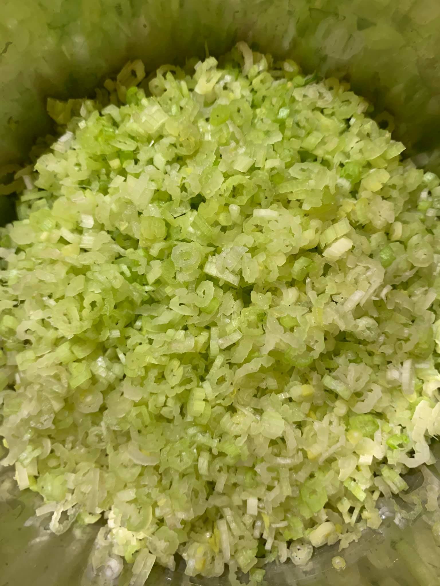 芹菜切碎粒。