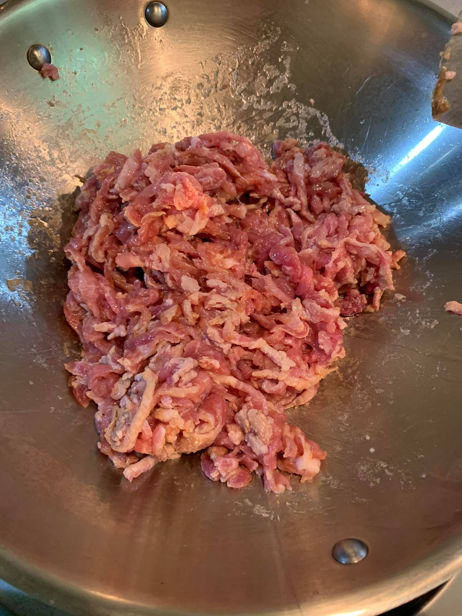 梅花肉絲拌水,加入醬油、太白粉及橄欖油薄醃。