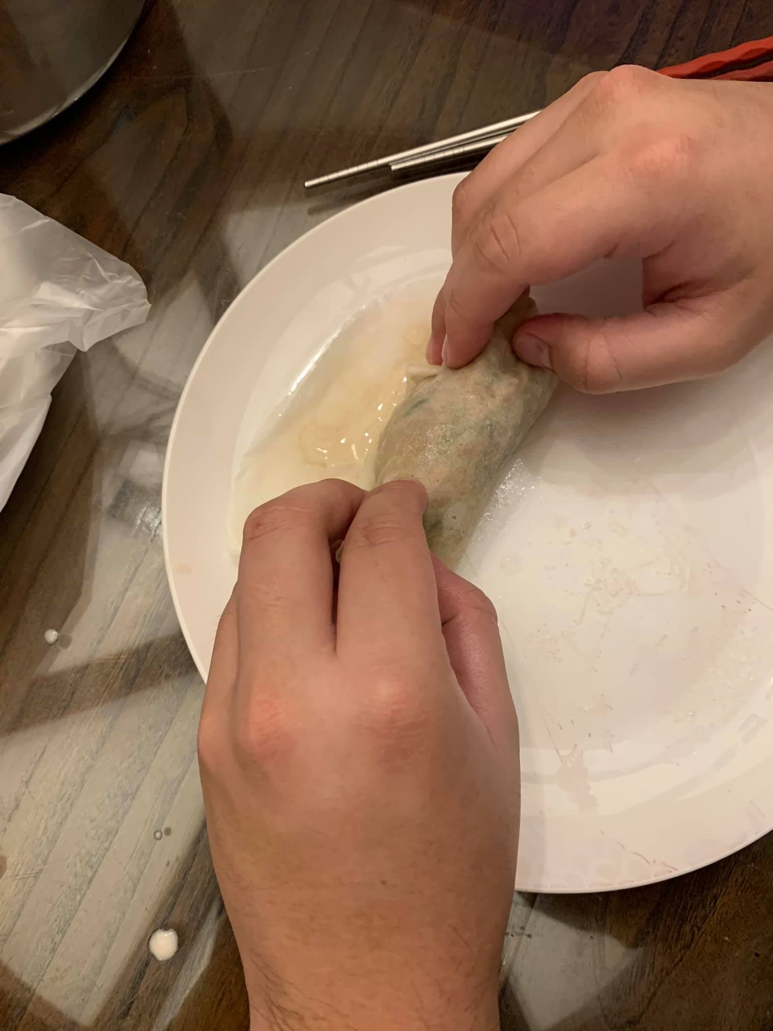 兒子用餅皮包春捲。