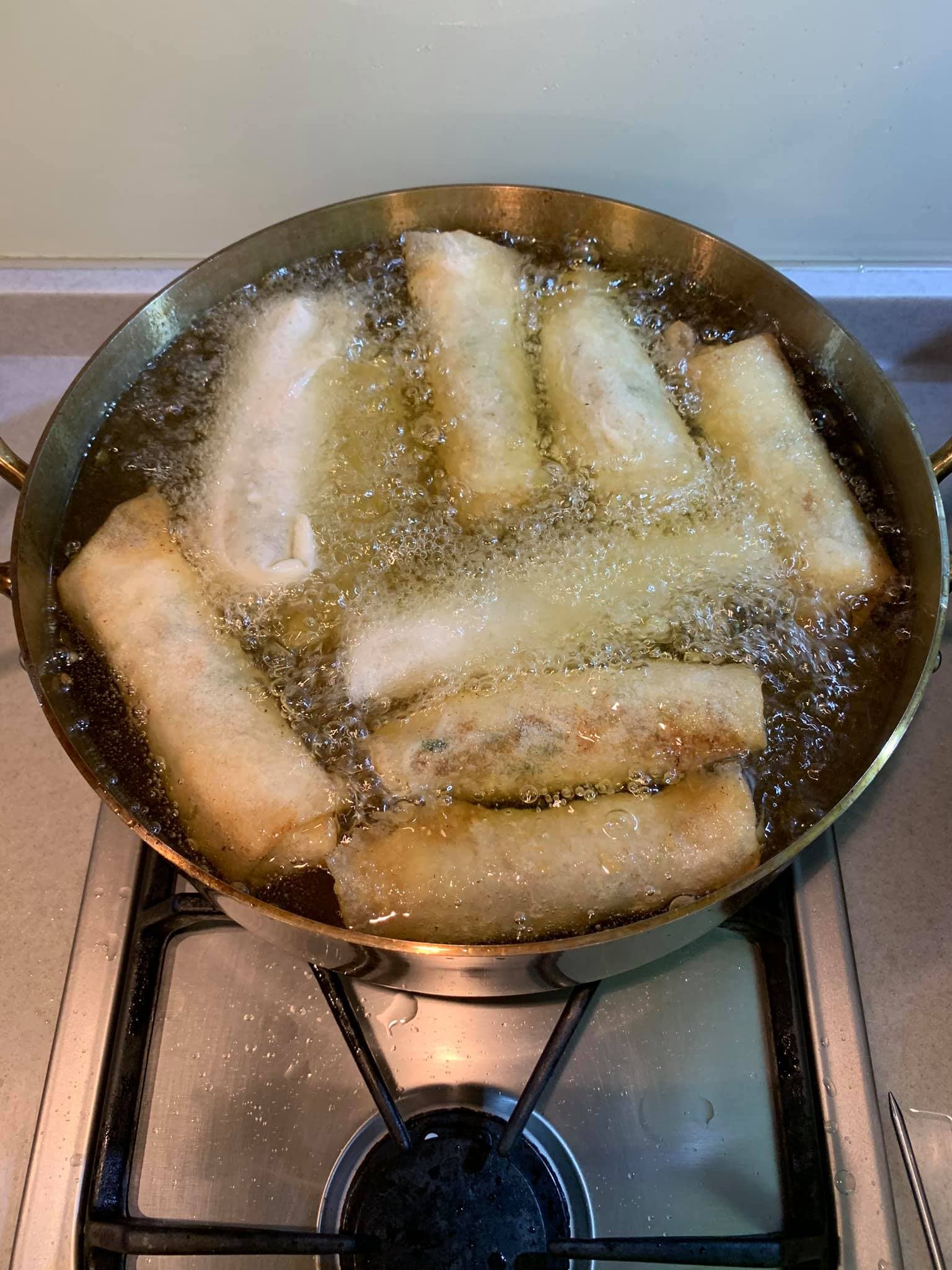 春捲下鍋炸。