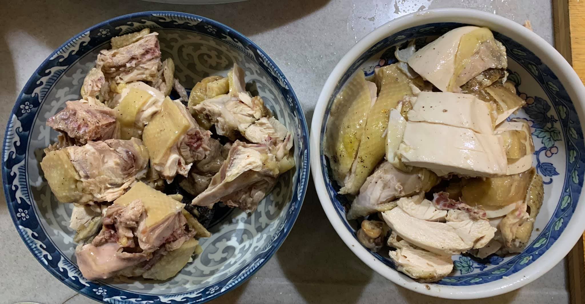 雞肉切成大塊。