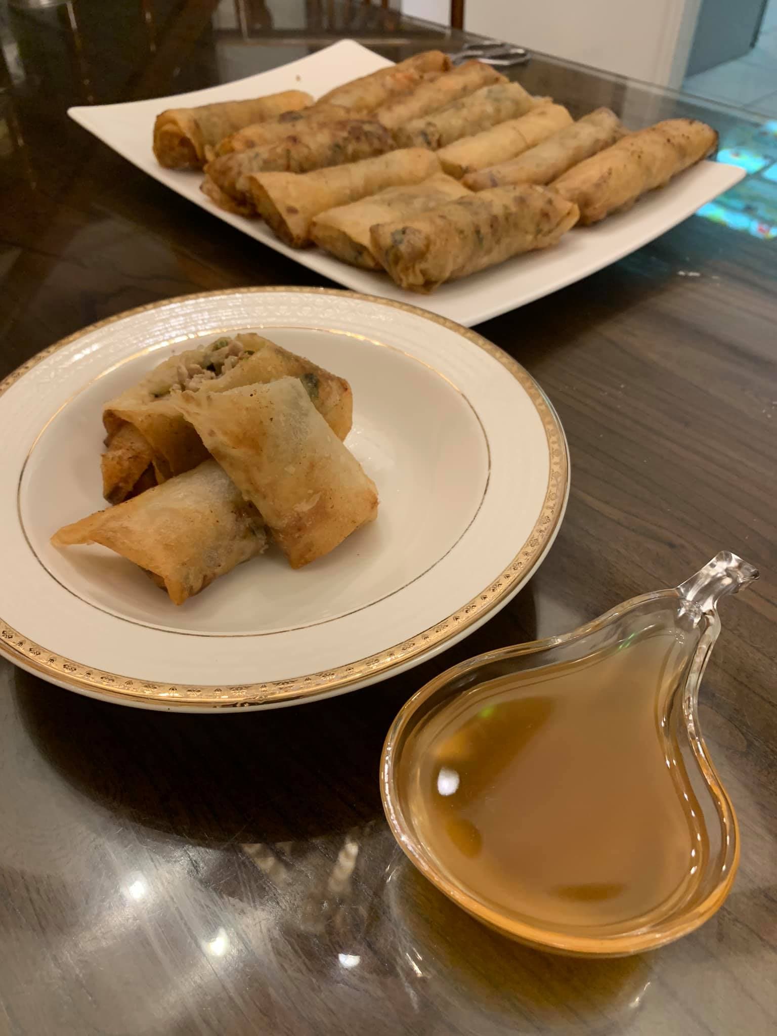 依山海樓的吃法,剪開沾黑糖雞汁吃。