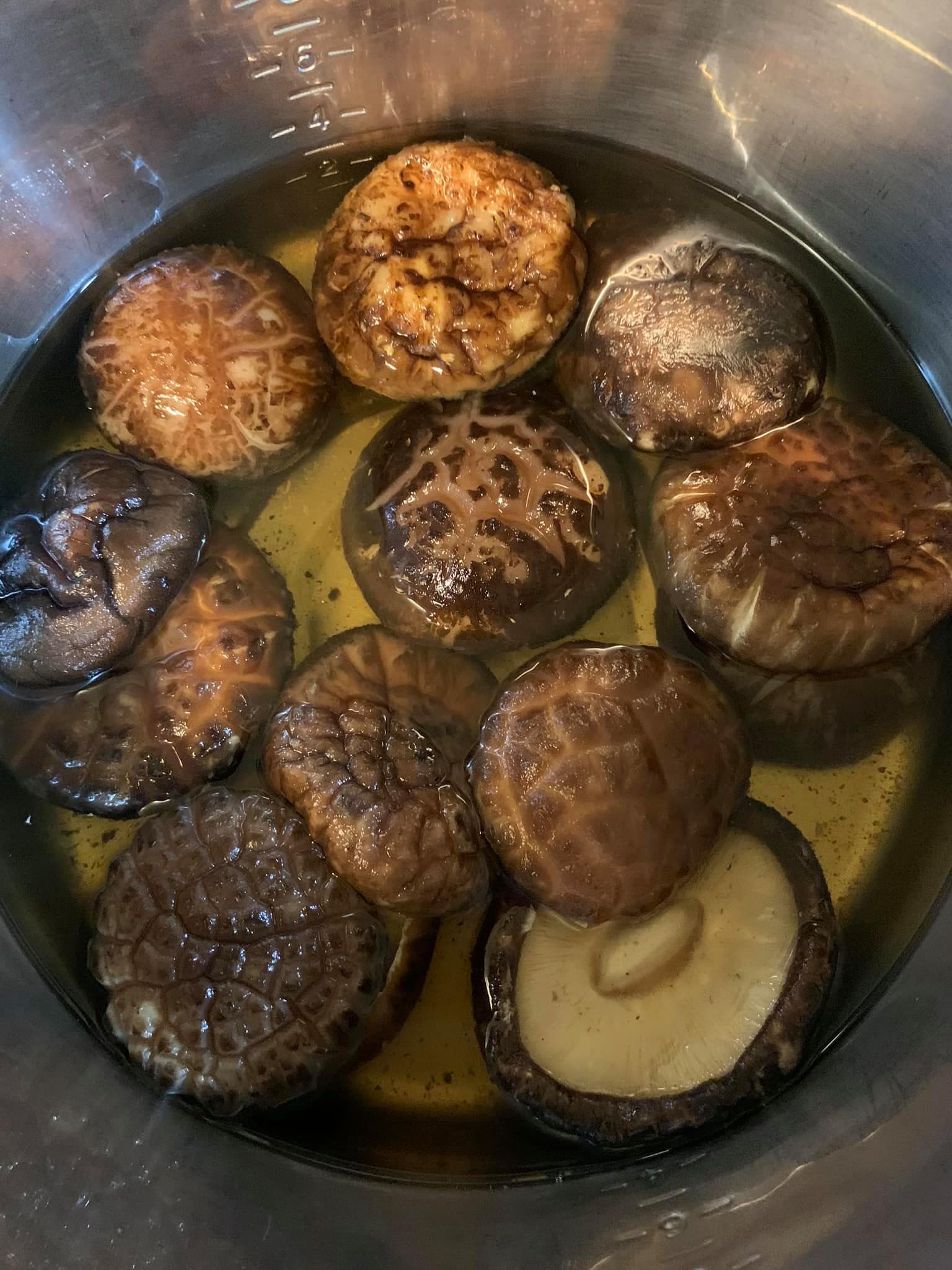 香菇泡水,準備港式春捲餡料。