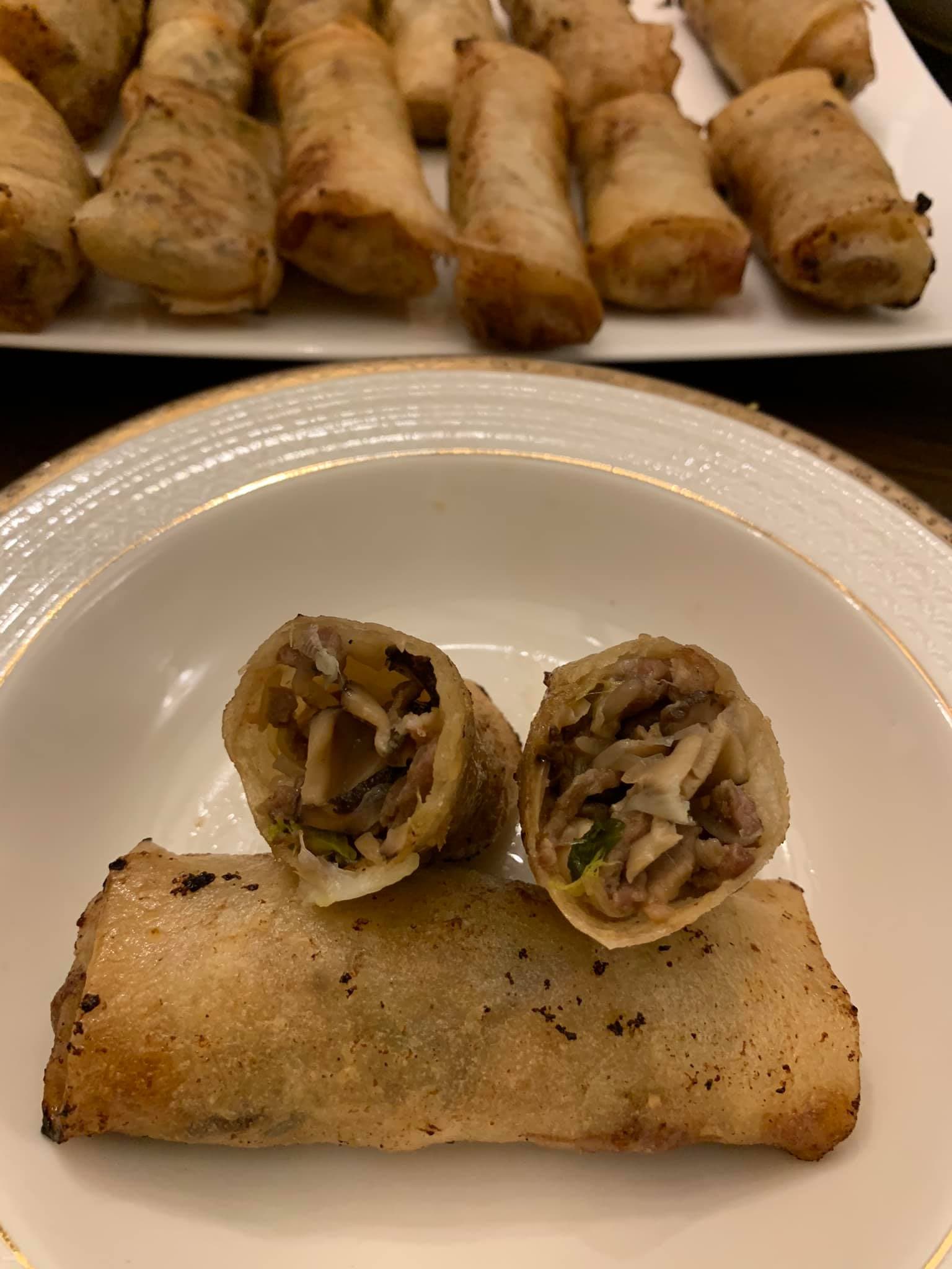 我還是把港式韭黃春捲剪開,秀餡料給大家看。