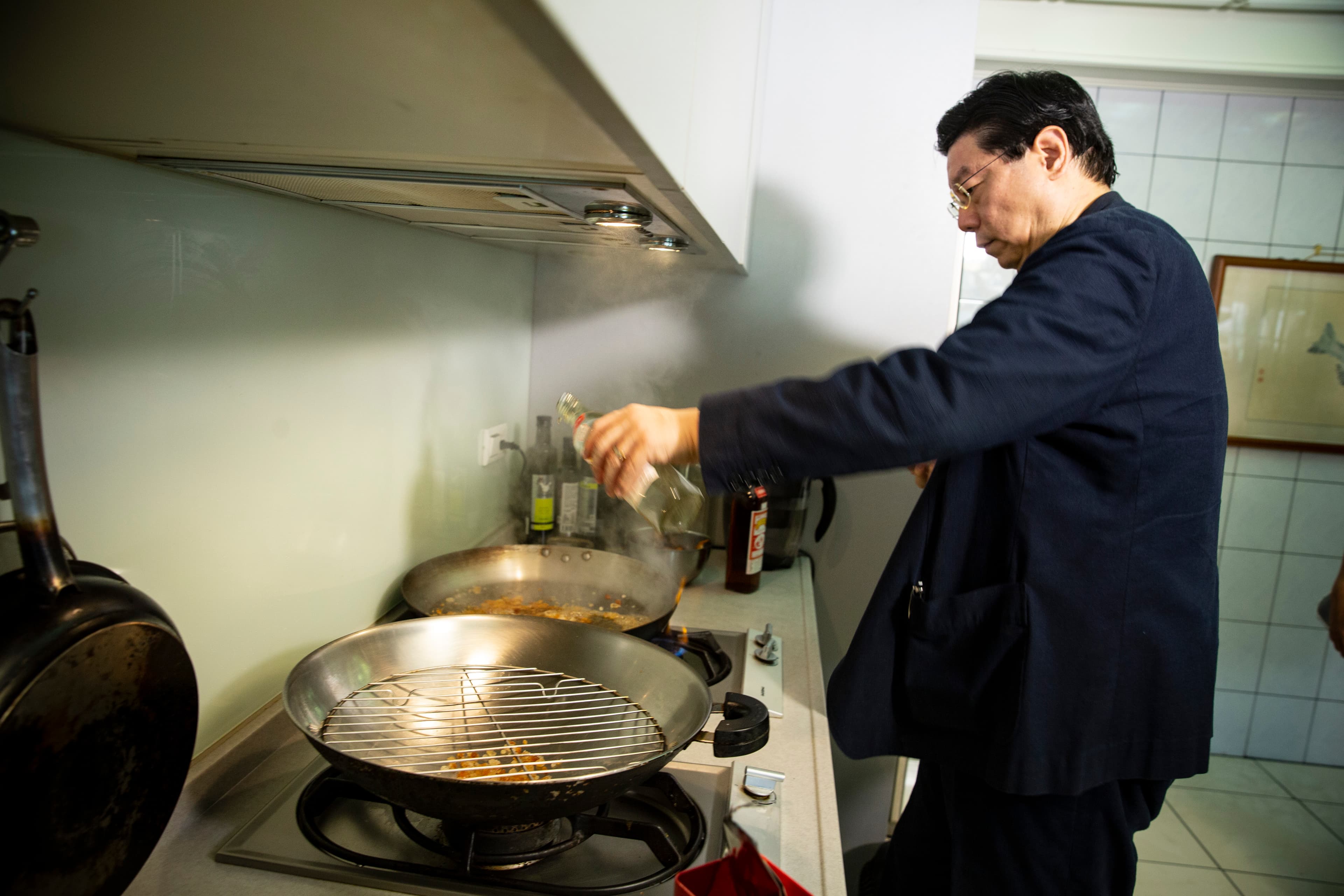 《鏡週刊》社長裴偉每個週末都在家下廚，複製名廚手路，也加入自己的心得，現在也公開他的廚房筆記。（攝影：王漢順）