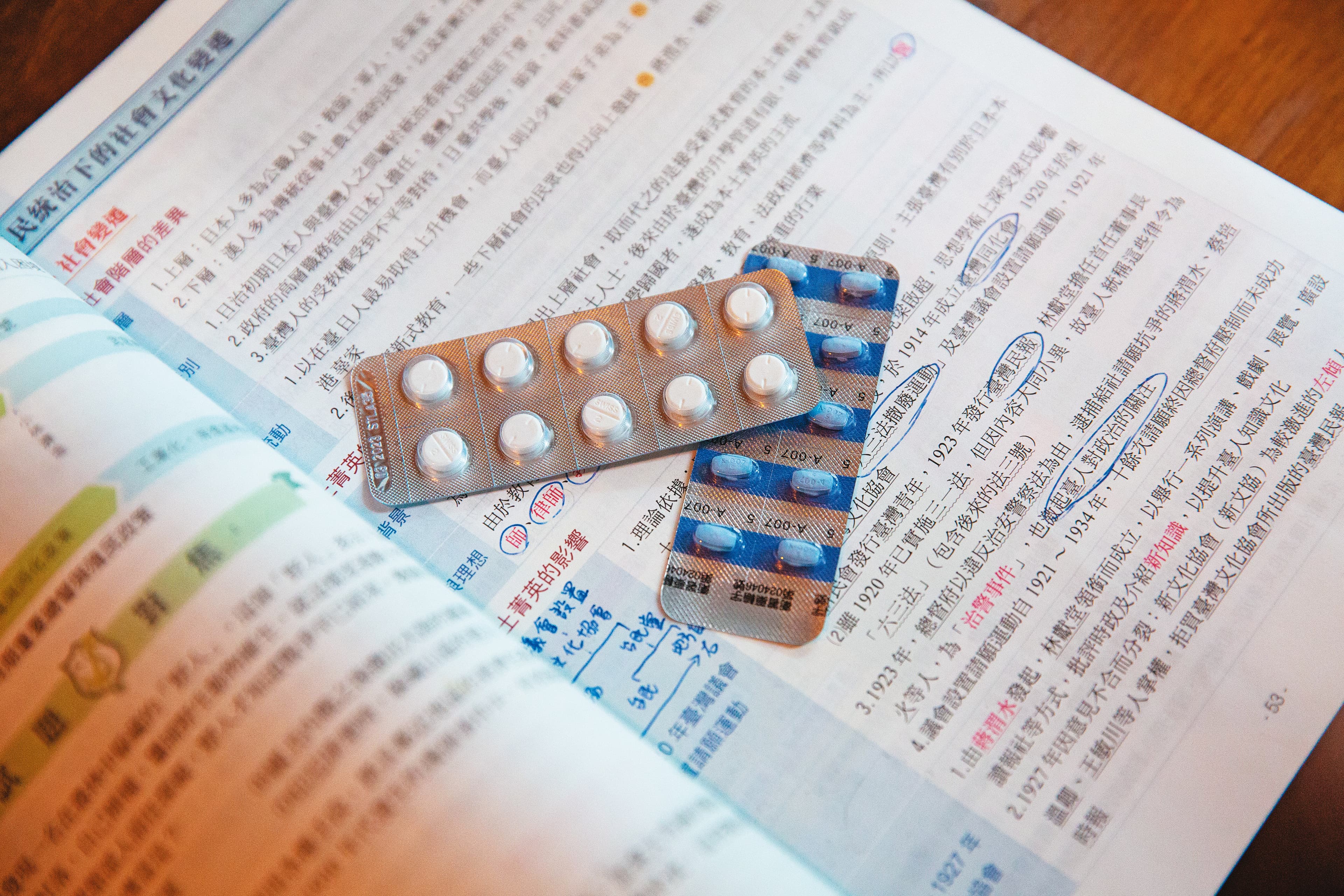 娜娜靠著專業協助,穩定情緒。受訪這天,她奔波於補習班與醫院之間,圖為她隨身攜帶的抗精神病藥物,以及她正在研讀的參考書。