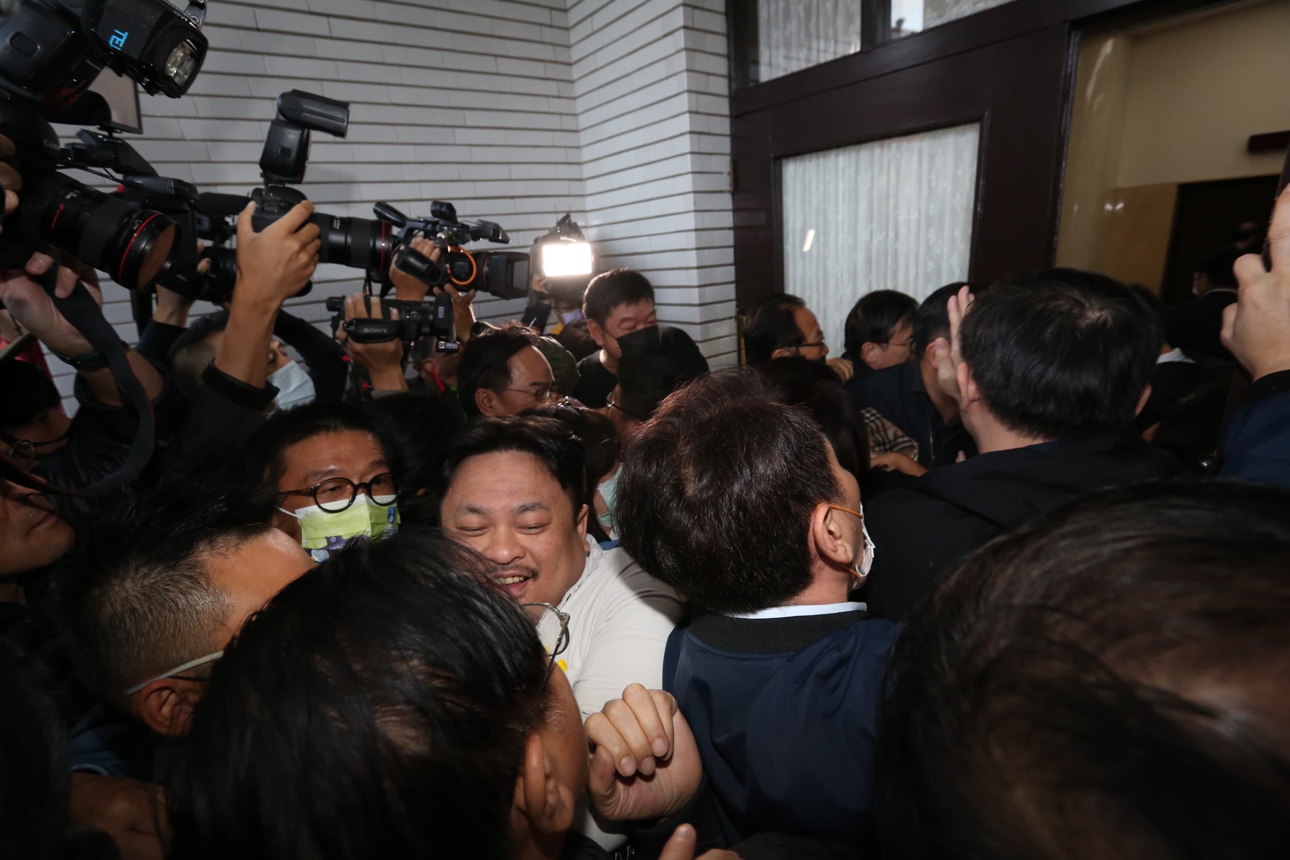 議場開門時藍綠立委有些許推擠,並無激烈衝突。