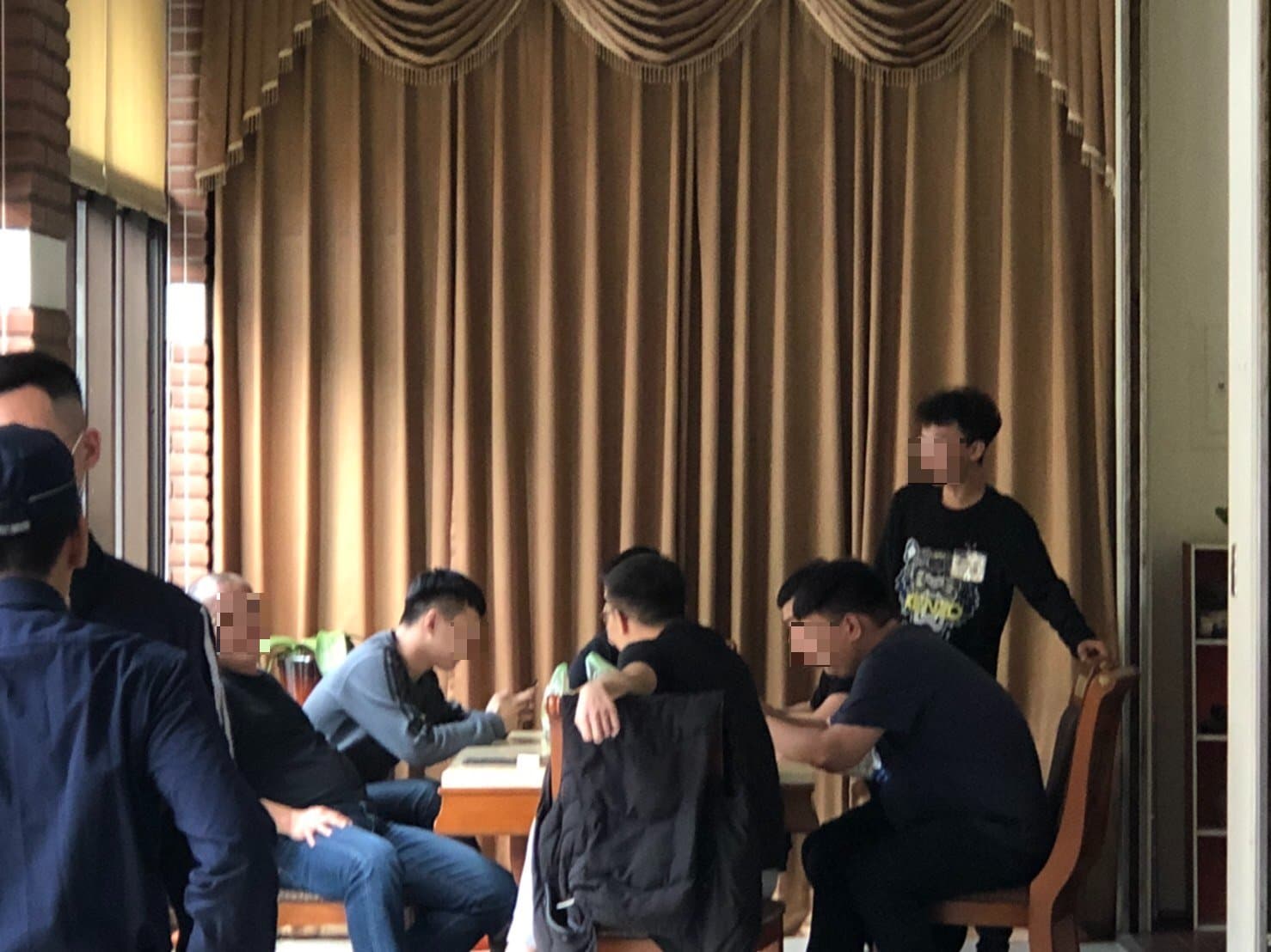 25日上午，協天廟香客大樓出現多名黑衣人佔據香客大樓。（讀者提供）