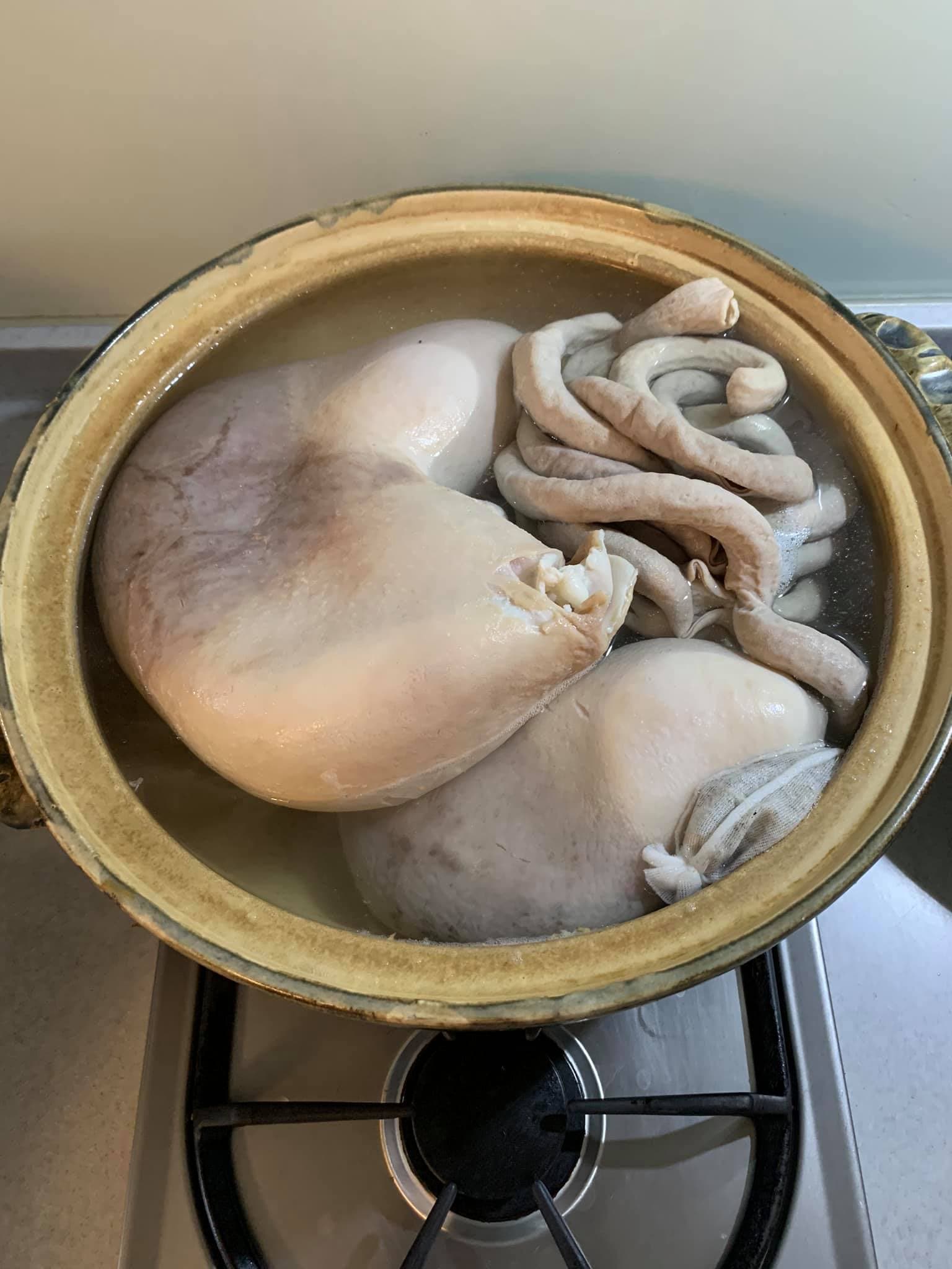 放進砂鍋加入白胡椒包同煮。